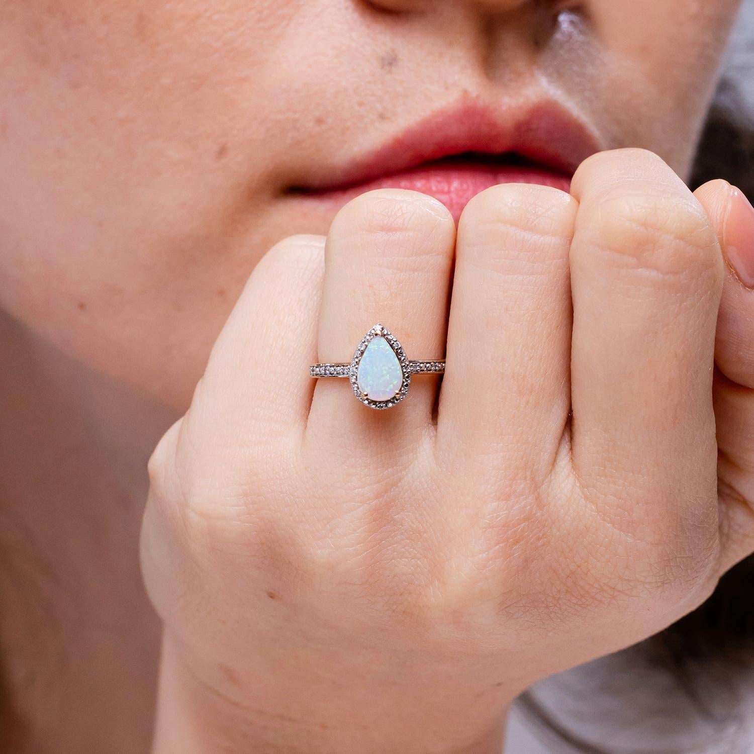 Moderne Bague Angara en or massif 14 carats, Opale naturelle en forme de poire, sertie à l'aide d'un prong, avec halo perlé en vente
