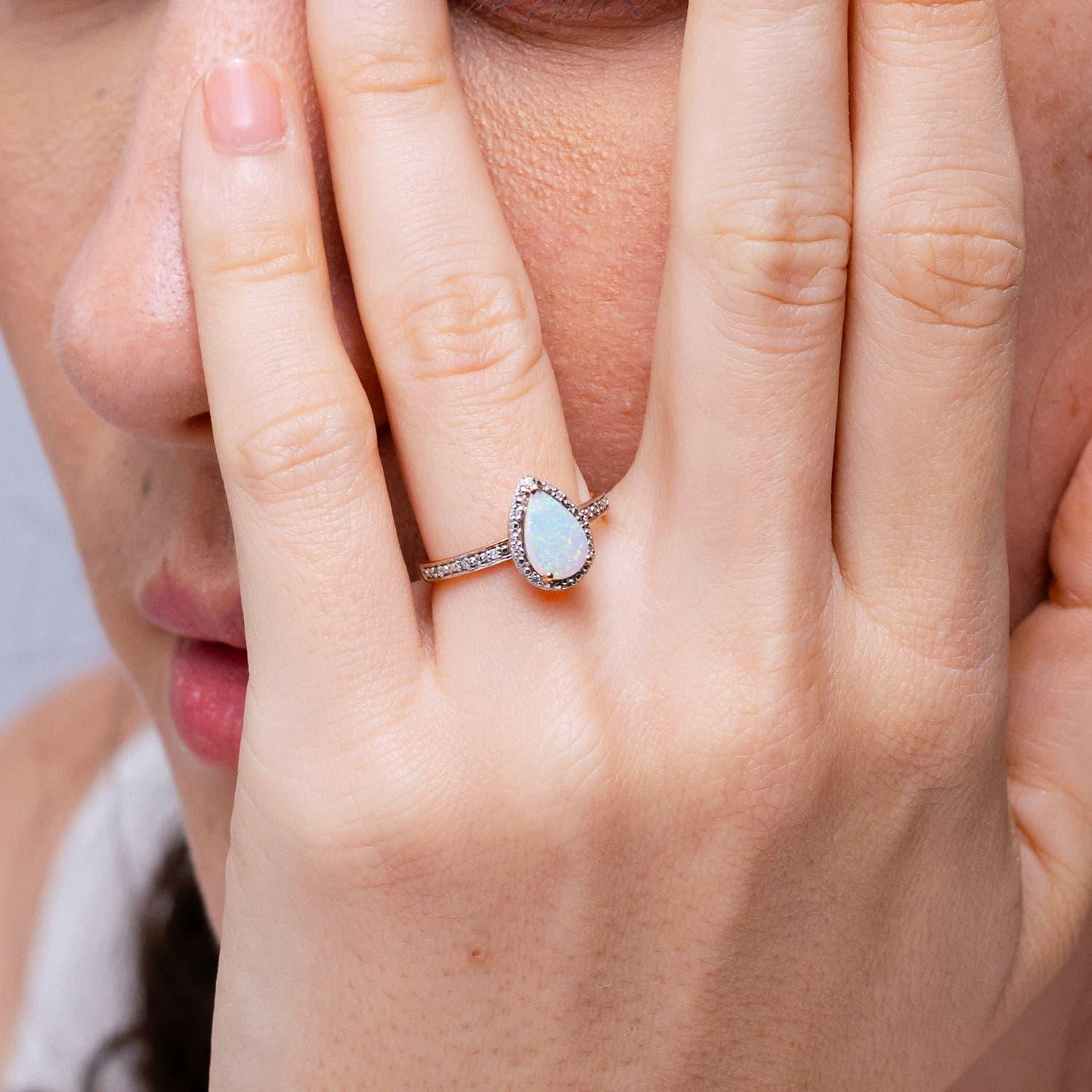 Taille poire Bague Angara en or massif 14 carats, Opale naturelle en forme de poire, sertie à l'aide d'un prong, avec halo perlé en vente