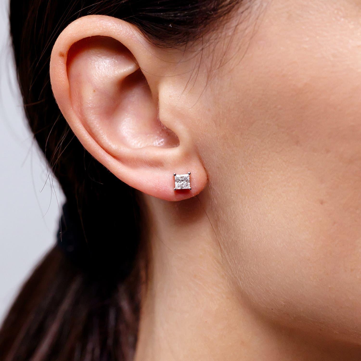 Angara Natürlicher Diamant-Ohrstecker mit Princess-Schliff in 14K Gold (Moderne) im Angebot