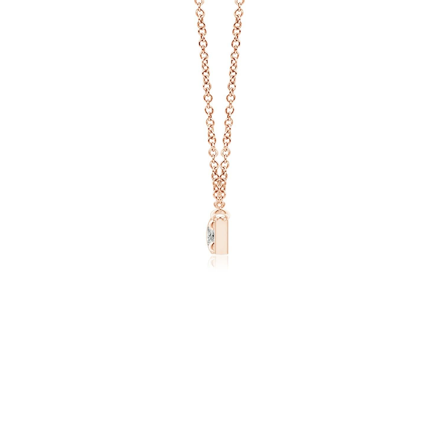 Questa collana a barretta, realizzata in oro rosa 14k, ha un design semplice e minimale. La barra lucidissima è sospesa orizzontalmente dalla catena e ornata da diamanti rotondi brillanti incastonati.
Il diamante è la pietra natale di aprile e il