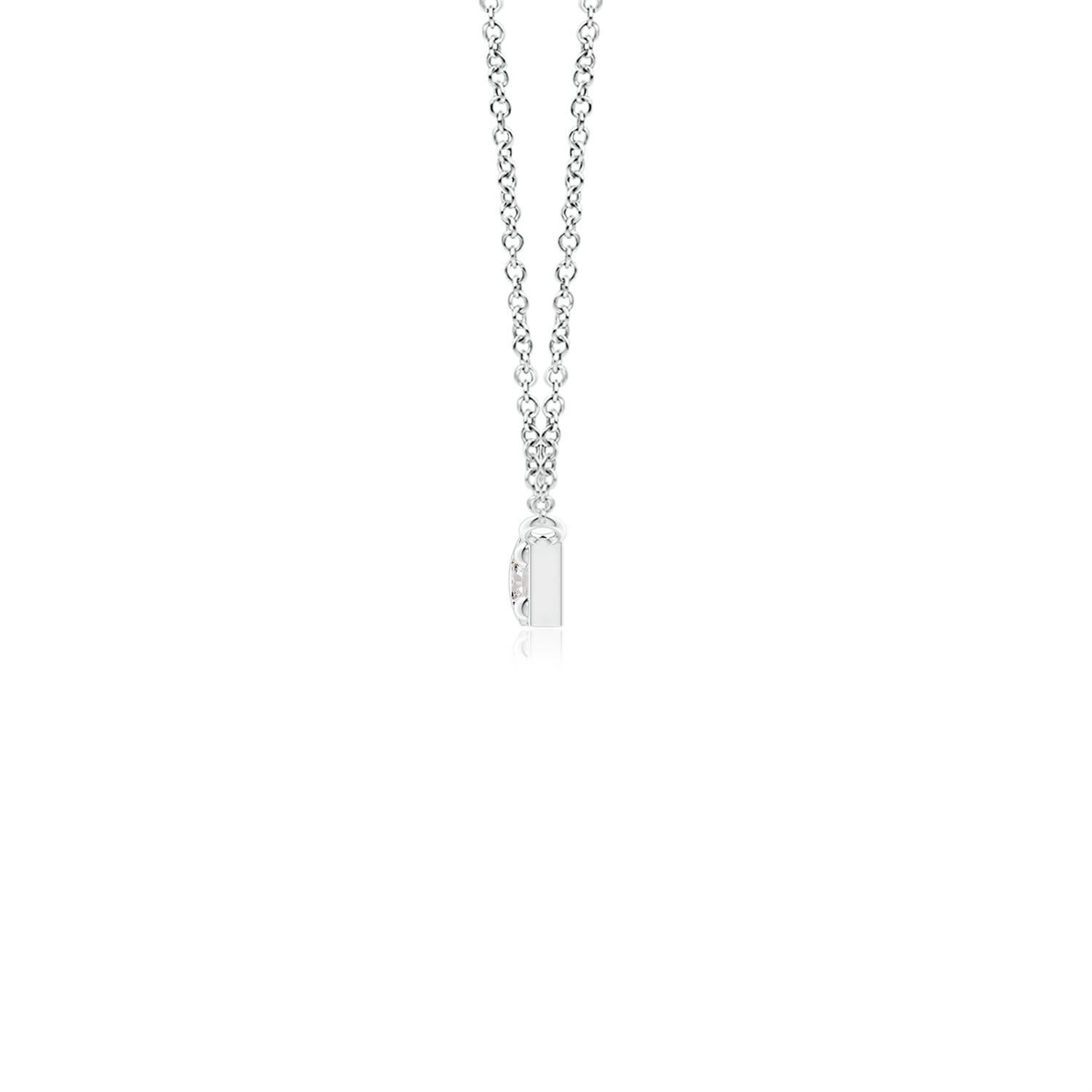 Questa collana a barretta, realizzata in oro bianco 14k, ha un design semplice e minimale. La barra lucidissima è sospesa orizzontalmente dalla catena e ornata da diamanti rotondi brillanti incastonati.
Il diamante è la pietra natale di aprile e il