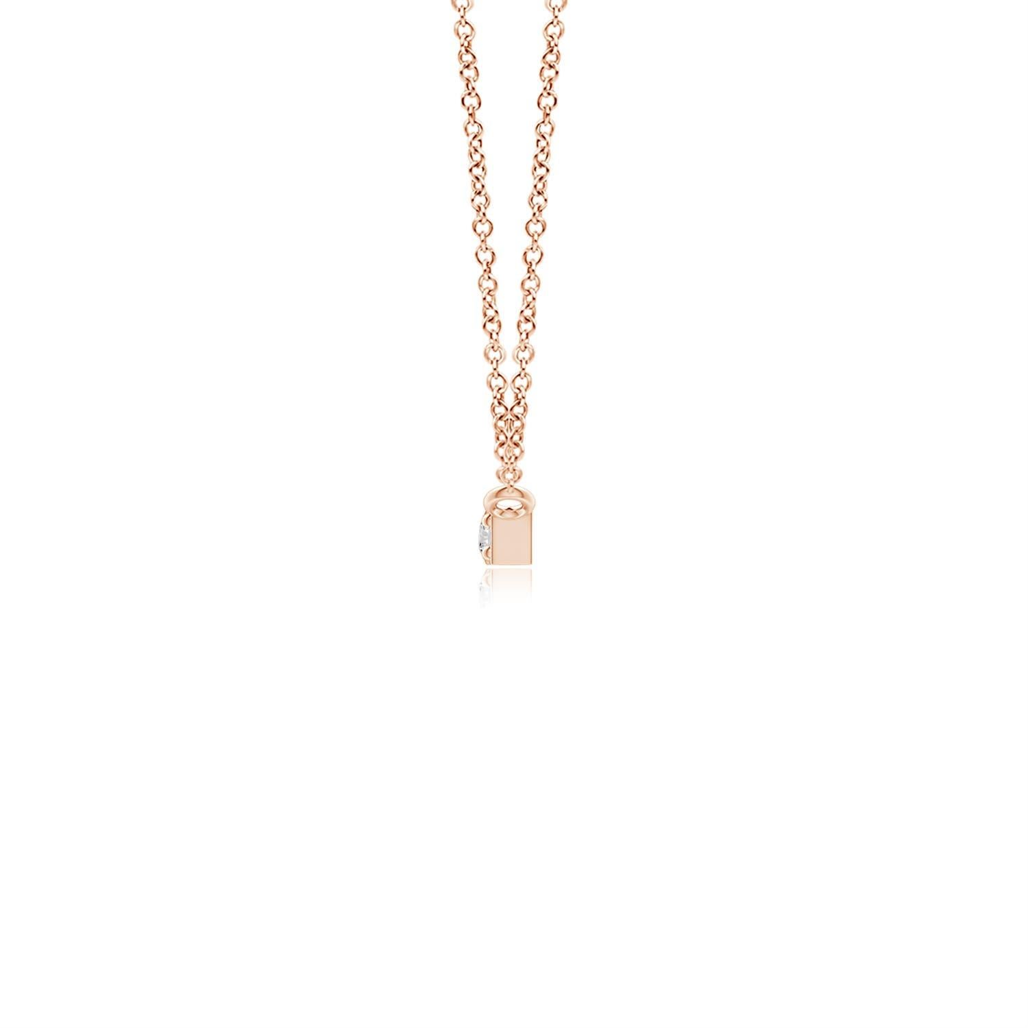 Diese Stangenhalskette aus 14 Karat Roségold hat ein schlichtes und minimalistisches Design. Der hochglanzpolierte Stab hängt horizontal an der Kette und ist mit runden Brillanten in Zackenfassung besetzt.
Der Diamant ist der Geburtsstein des Monats