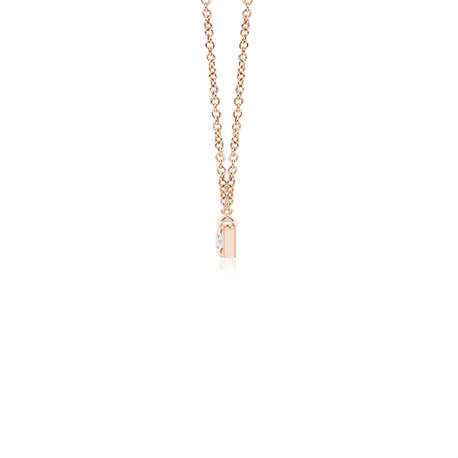 Diese Stangenhalskette aus 14 Karat Roségold hat ein schlichtes und minimalistisches Design. Der hochglanzpolierte Stab hängt horizontal an der Kette und ist mit runden Brillanten in Zackenfassung besetzt.
Der Diamant ist der Geburtsstein des Monats