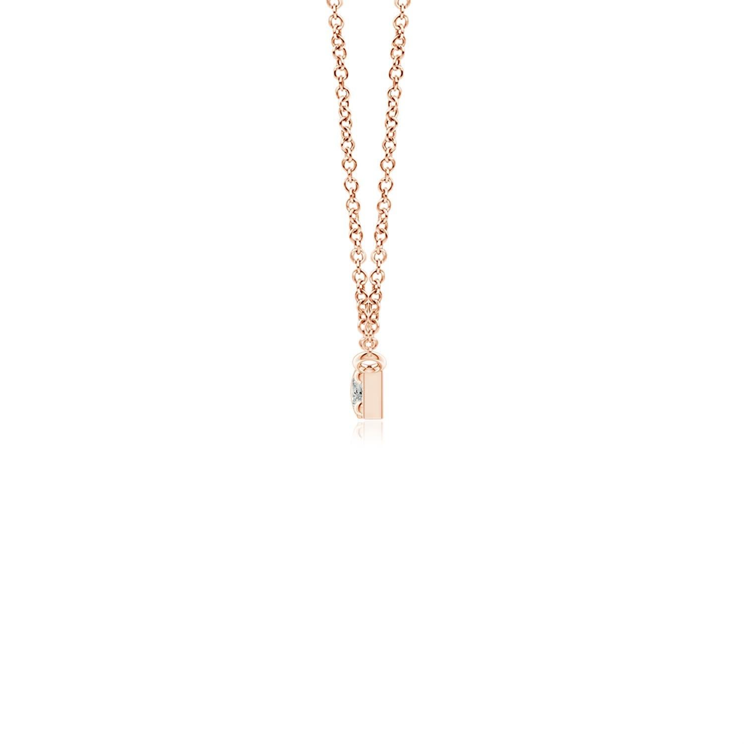Questa collana a barretta, realizzata in oro rosa 14k, ha un design semplice e minimale. La barra lucidissima è sospesa orizzontalmente dalla catena e ornata da diamanti rotondi brillanti incastonati.
Il diamante è la pietra natale di aprile e il