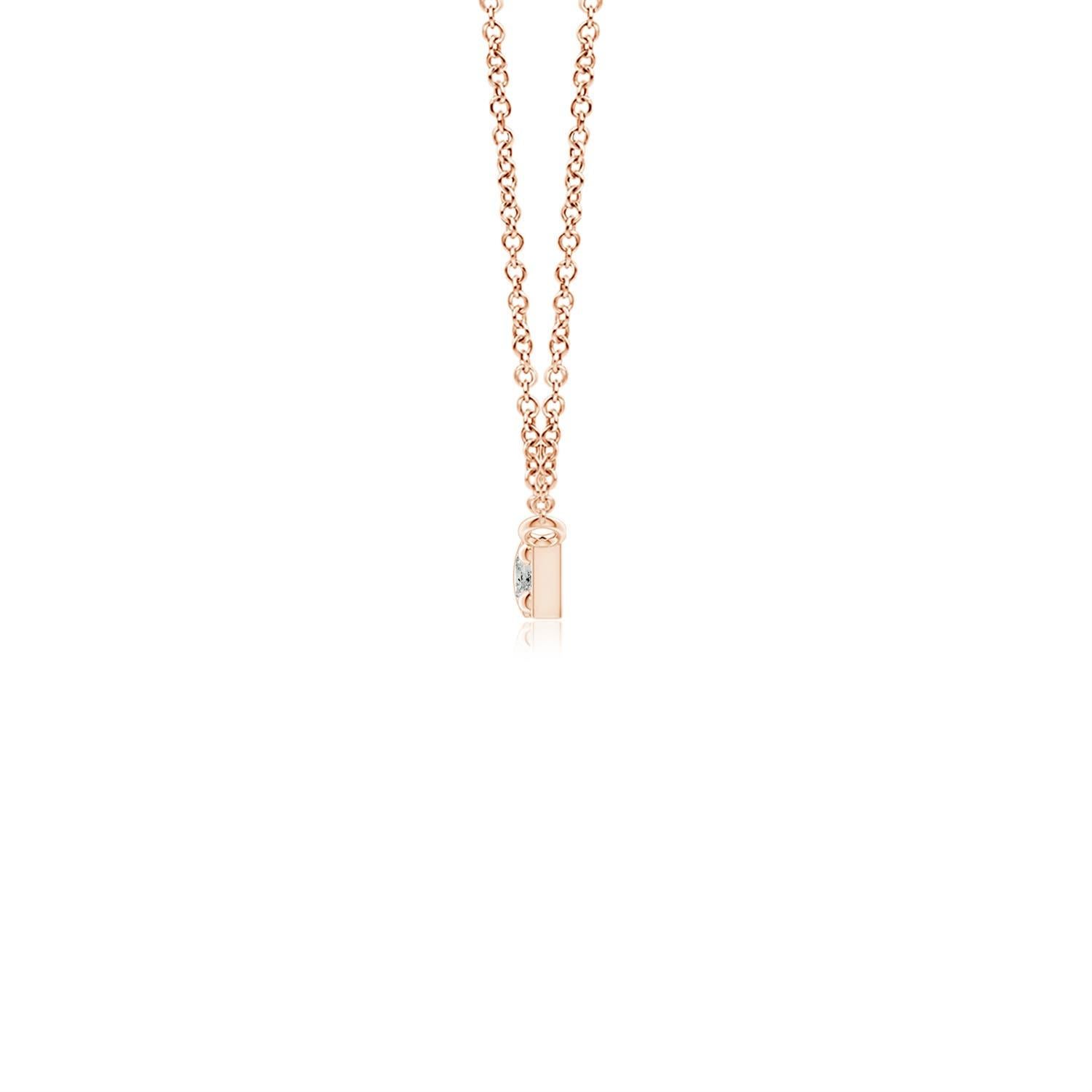 Questa collana a barretta, realizzata in oro rosa 14k, ha un design semplice e minimale. La barra lucidissima è sospesa orizzontalmente dalla catena e ornata da diamanti rotondi brillanti incastonati.
Il diamante è la pietra natale di aprile e il