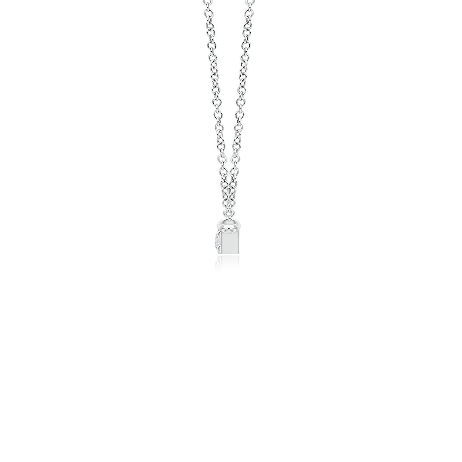 Questa collana a barretta, realizzata in oro bianco 14k, ha un design semplice e minimale. La barra lucidissima è sospesa orizzontalmente dalla catena e ornata da diamanti rotondi brillanti incastonati.
Il diamante è la pietra natale di aprile e il