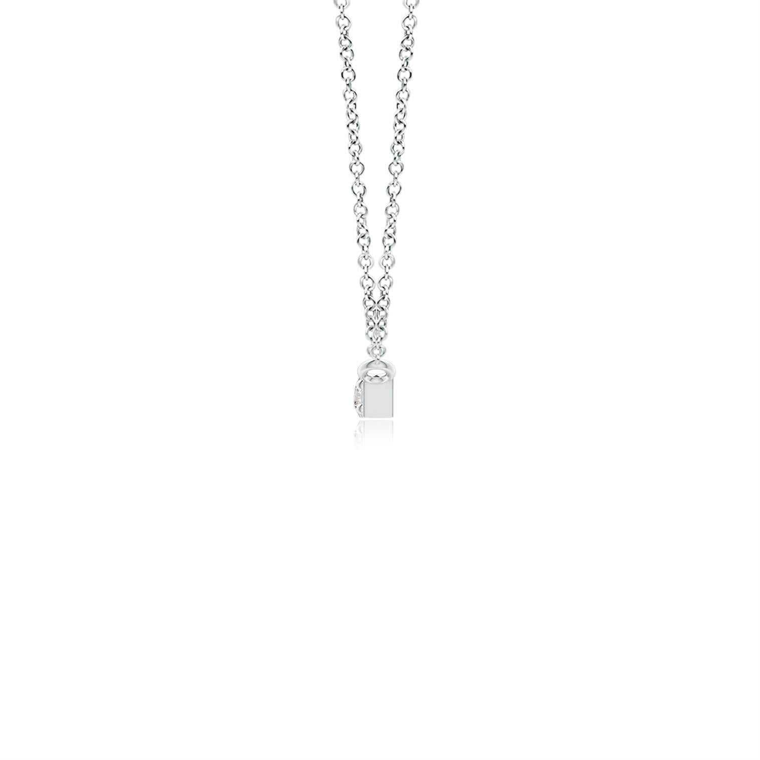 Questa collana a barretta in platino ha un design semplice e minimale. La barra lucidissima è sospesa orizzontalmente dalla catena e ornata da diamanti rotondi brillanti incastonati.
Il diamante è la pietra natale di aprile e il regalo tradizionale