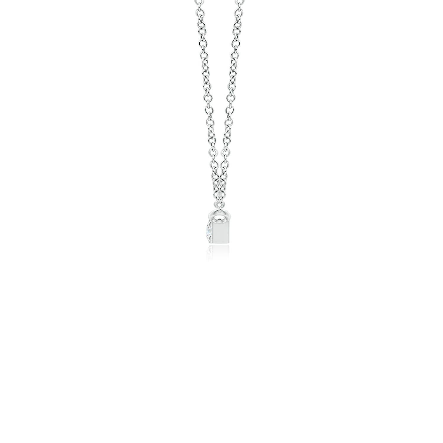 Questa collana a barretta in platino ha un design semplice e minimale. La barra lucidissima è sospesa orizzontalmente dalla catena e ornata da diamanti rotondi brillanti incastonati.
Il diamante è la pietra natale di aprile e il regalo tradizionale