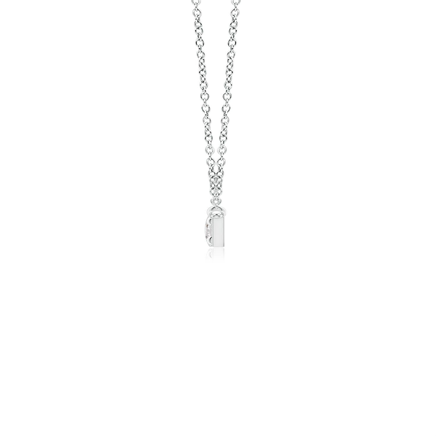 Questa collana a barretta in platino ha un design semplice e minimale. La barra lucidissima è sospesa orizzontalmente dalla catena e ornata da diamanti rotondi brillanti incastonati.
Il diamante è la pietra natale di aprile e il regalo tradizionale
