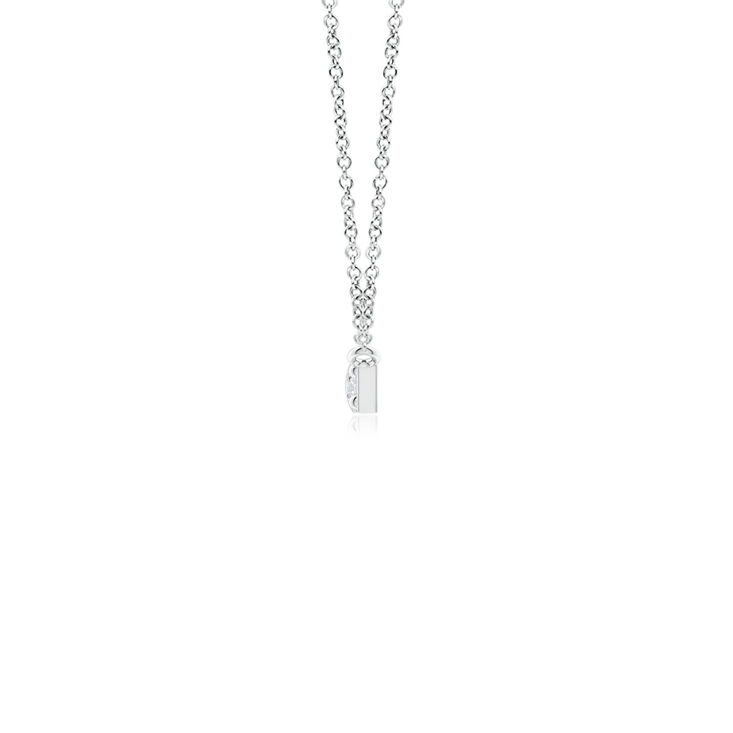Diese Stangenhalskette aus Platin hat ein schlichtes und minimalistisches Design. Der hochglanzpolierte Stab hängt horizontal an der Kette und ist mit runden Brillanten in Zackenfassung besetzt.
Der Diamant ist der Geburtsstein des Monats April und