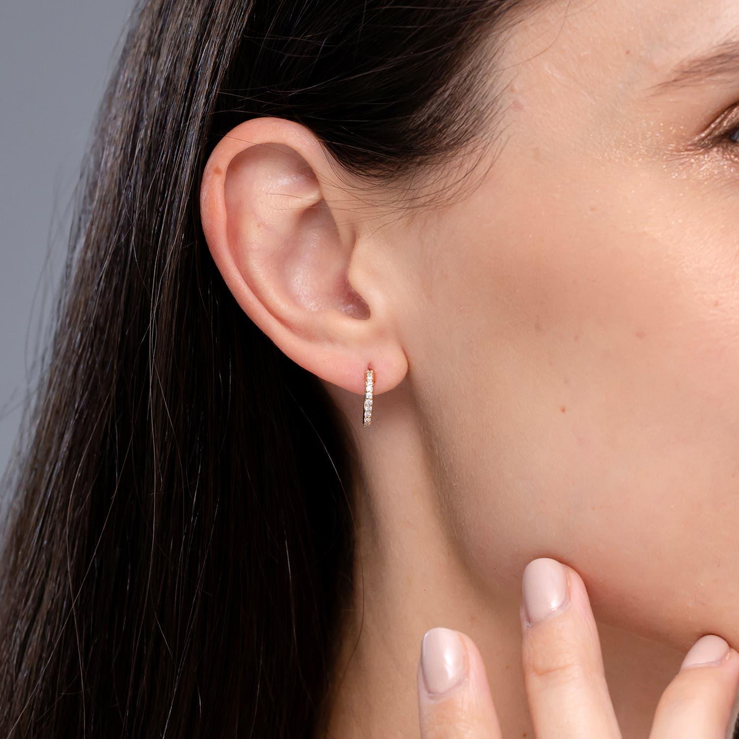 Moderne Angara - Boucles d'oreilles en or massif 14 carats avec diamants ronds sertis à la main pour femmes en vente