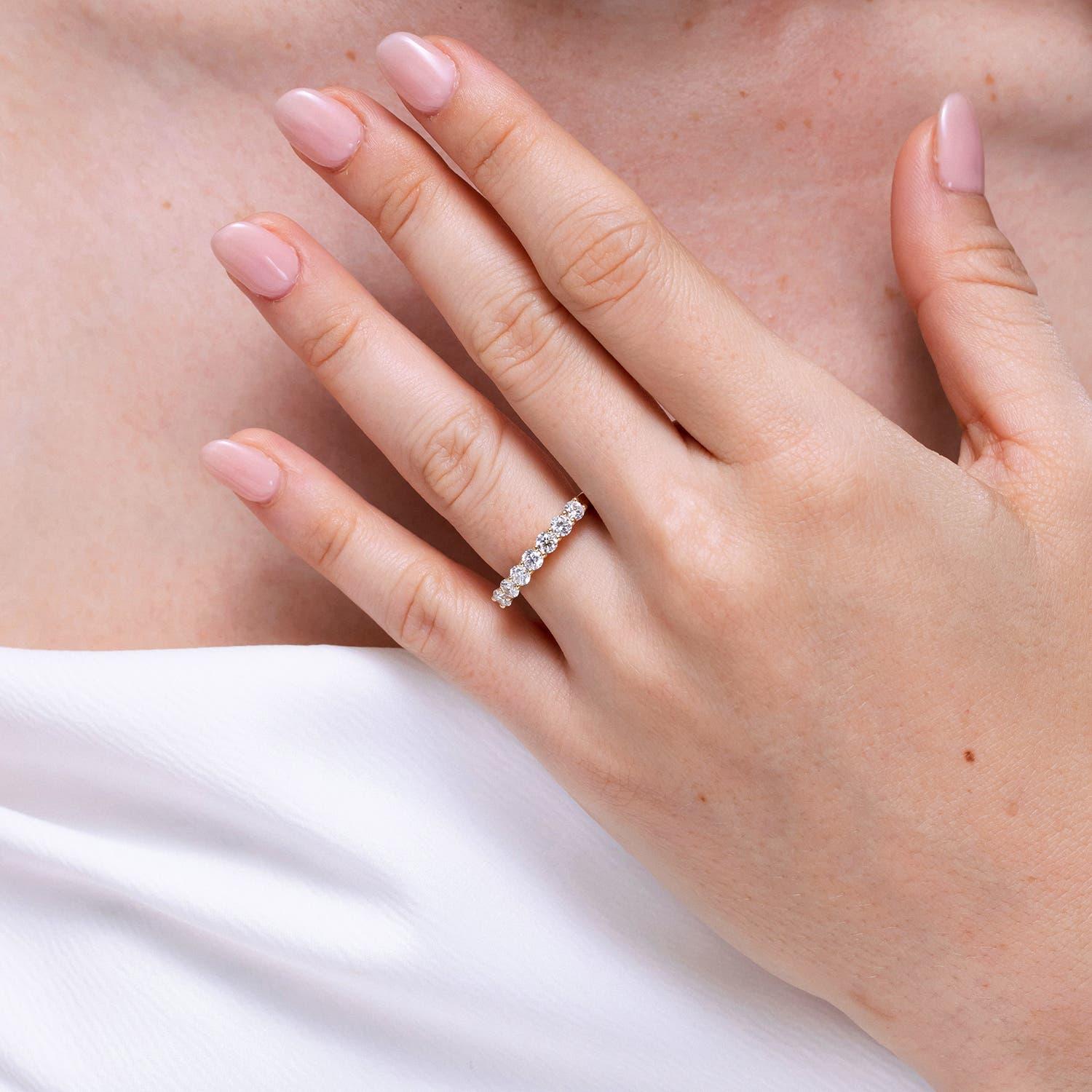 Angara Natürlicher Prong-Set Runder Diamant Sieben Stein Ehering 14K Massiv Gold (Rundschliff) im Angebot