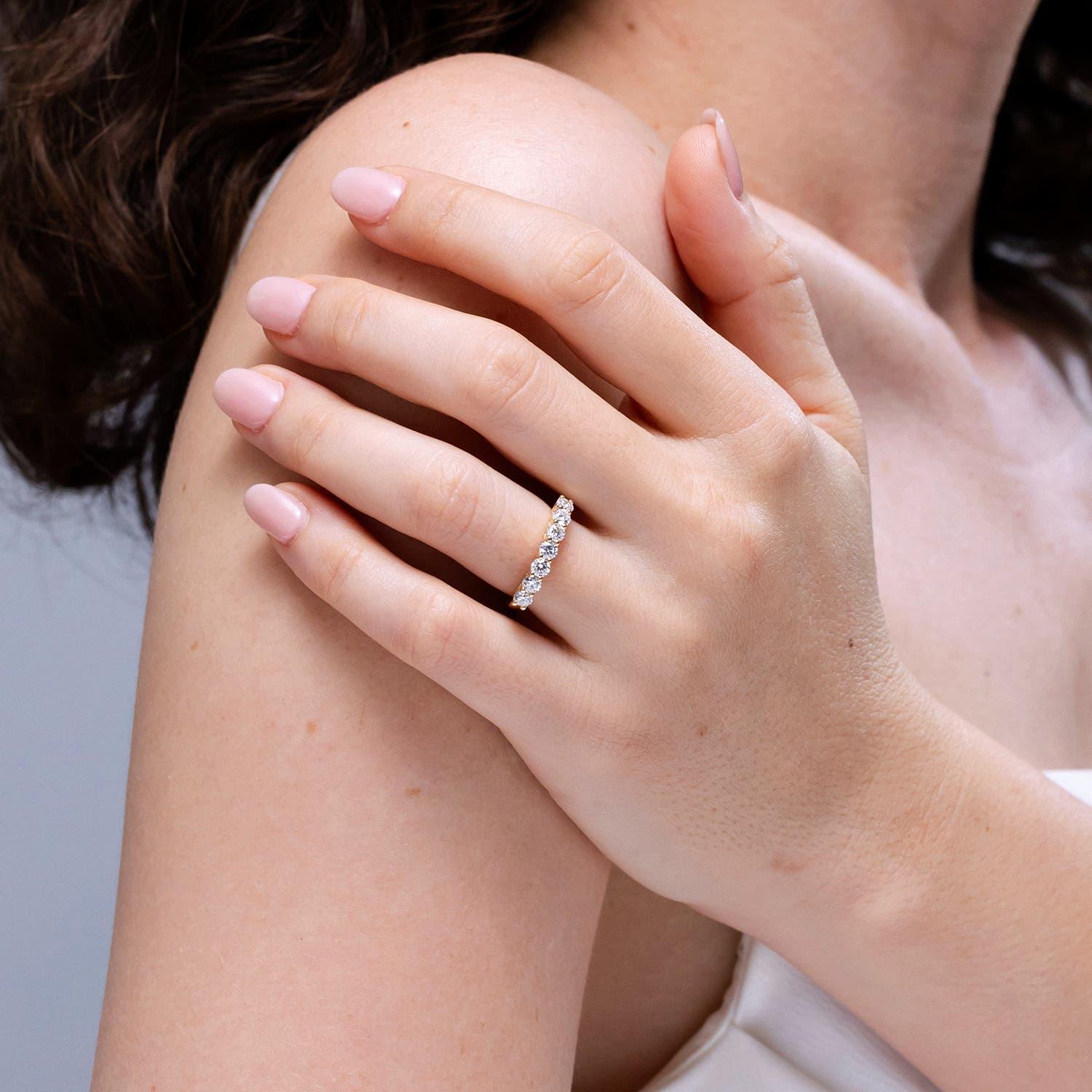 Angara Natürlicher Prong-Set Runder Diamant Sieben Stein Ehering 14K Massiv Gold im Zustand „Neu“ im Angebot in Los Angeles, CA