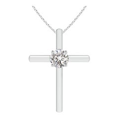 Colgante en forma de cruz con diamante redondo solitario y engastado en oro blanco de 14 quilates