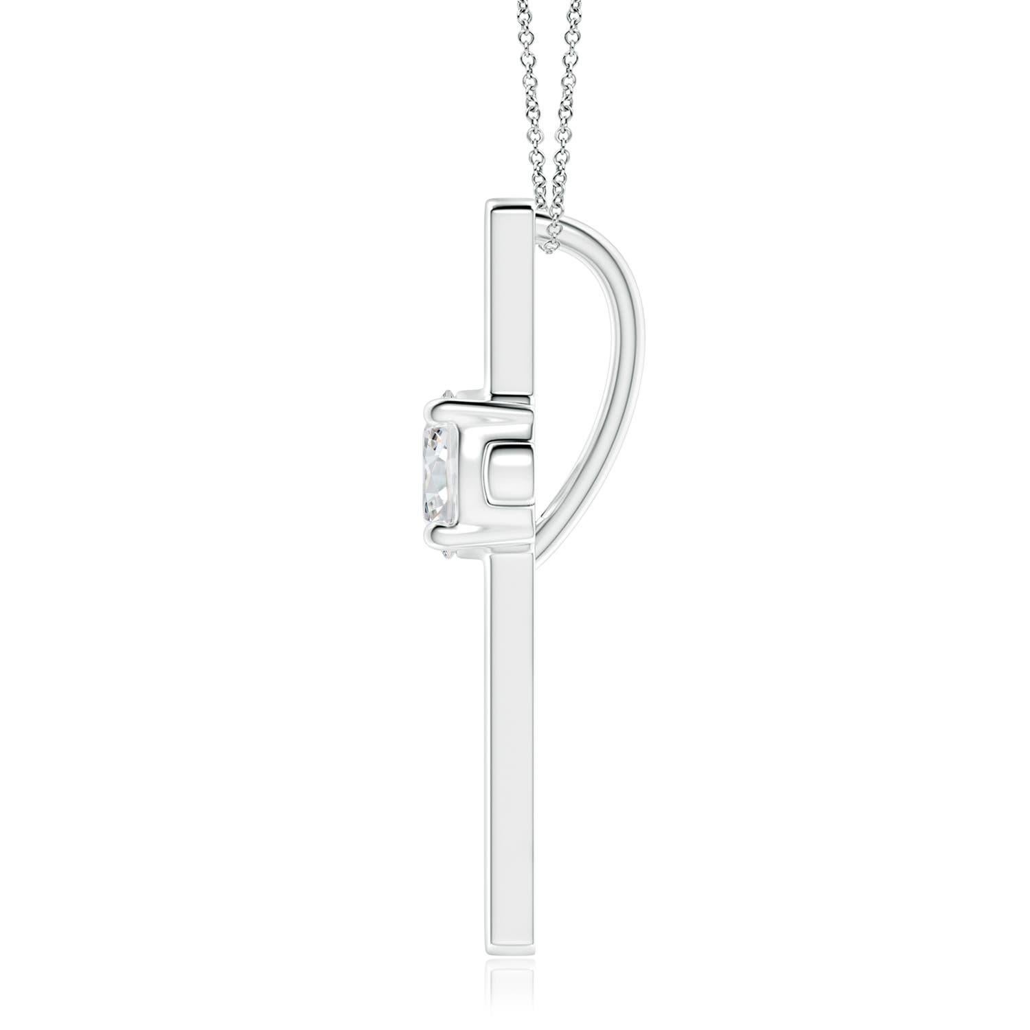 Le centre de la croix est serti d'un diamant rond, d'une brillance à couper le souffle. Ce pendentif en platine lustré est une expression intemporelle de votre foi et de votre engagement.
Le diamant est la pierre de naissance du mois d'avril et le