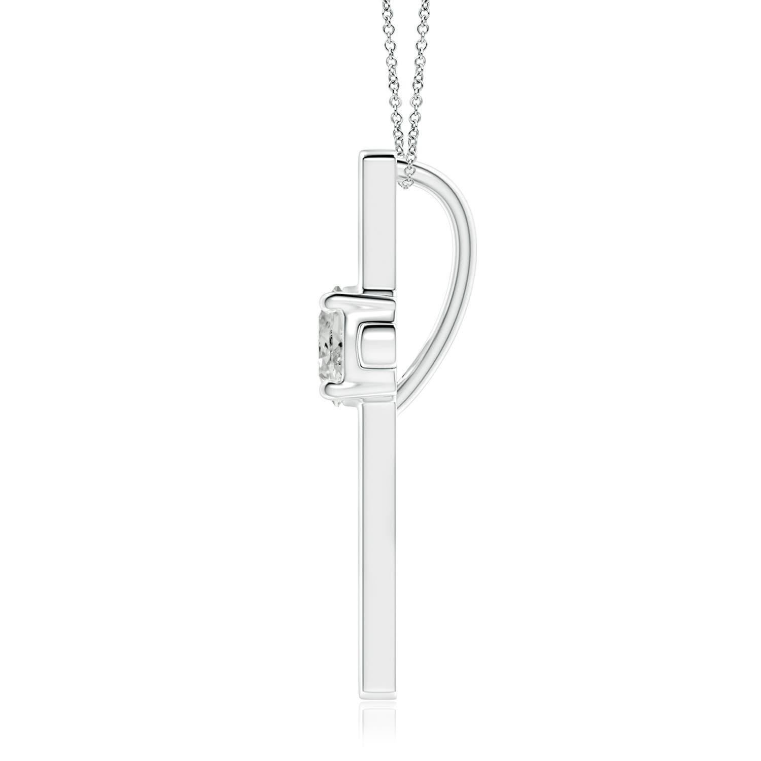 Le centre de la croix est serti d'un diamant rond, d'une brillance à couper le souffle. Ce pendentif en platine lustré est une expression intemporelle de votre foi et de votre engagement.
Le diamant est la pierre de naissance du mois d'avril et le