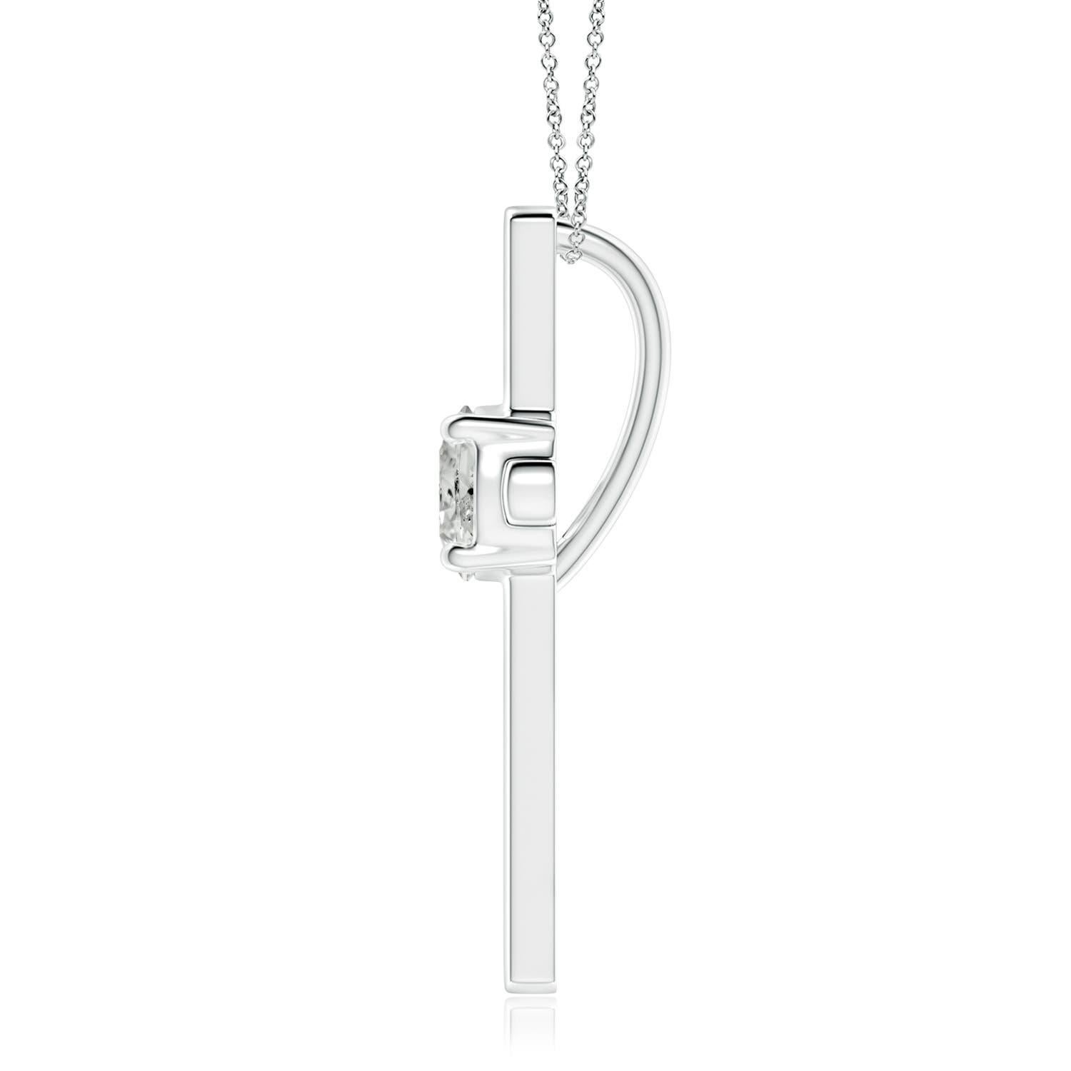 Le centre de la croix est serti d'un diamant rond, d'une brillance à couper le souffle. Ce pendentif en platine lustré est une expression intemporelle de votre foi et de votre engagement.
Le diamant est la pierre de naissance du mois d'avril et le