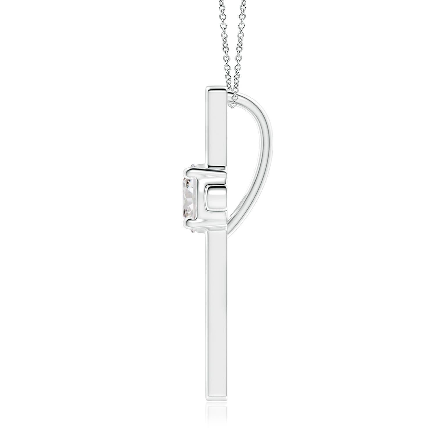 Le centre de la croix est serti d'un diamant rond, d'une brillance à couper le souffle. Ce pendentif en platine lustré est une expression intemporelle de votre foi et de votre engagement.
Le diamant est la pierre de naissance du mois d'avril et le