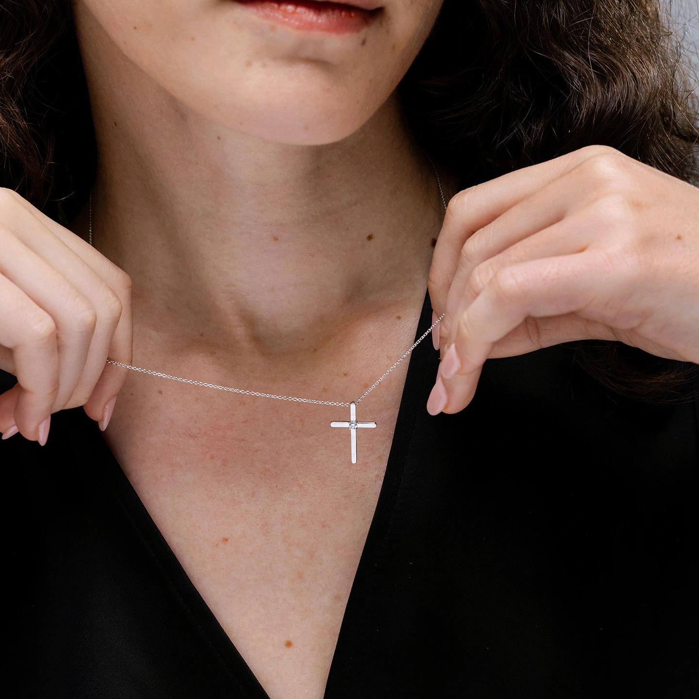 Moderne Pendentif croix solitaire en diamant rond serti clos Angara en platine en vente