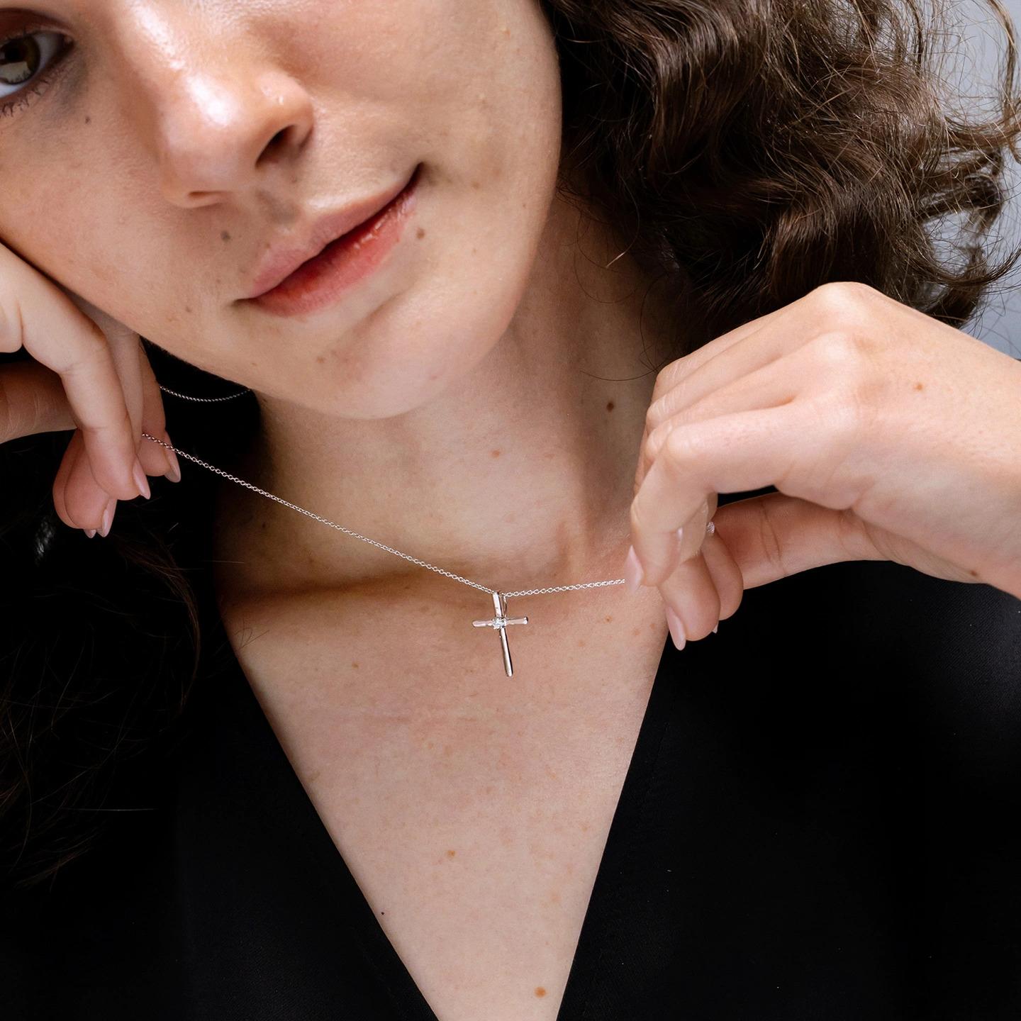 Pendentif croix solitaire en diamant rond serti clos Angara en platine Neuf - En vente à Los Angeles, CA