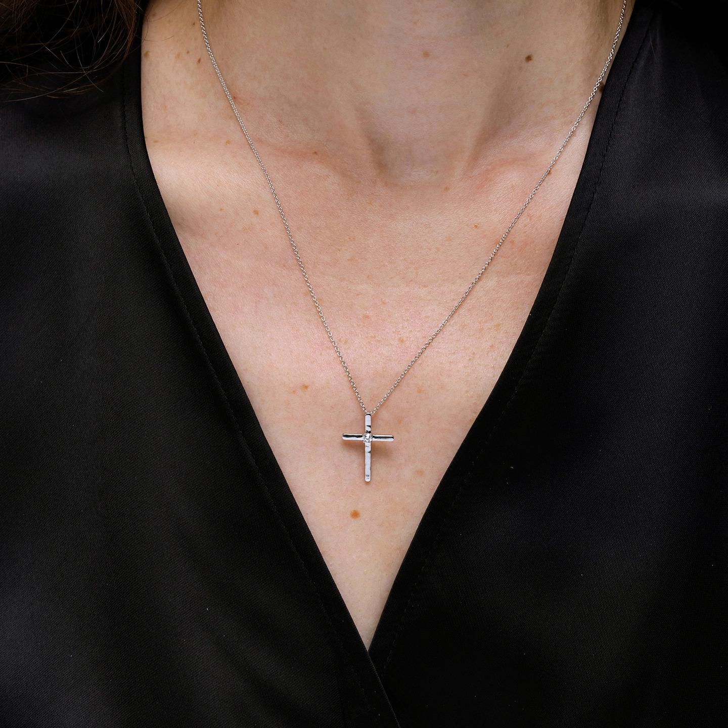 Pendentif croix solitaire en diamant rond serti clos Angara en platine en vente 1