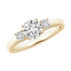 Angara Natürlicher Verlobungsring mit drei Steinen und rundem Diamant in 14K Gold