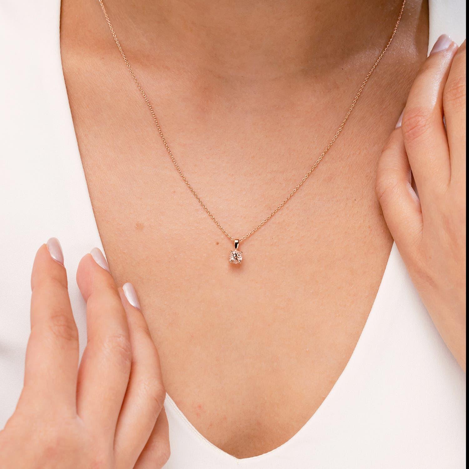 Moderno Ciondolo solitario con morganite tonda incastonata di Angara in oro massiccio 14 carati in vendita