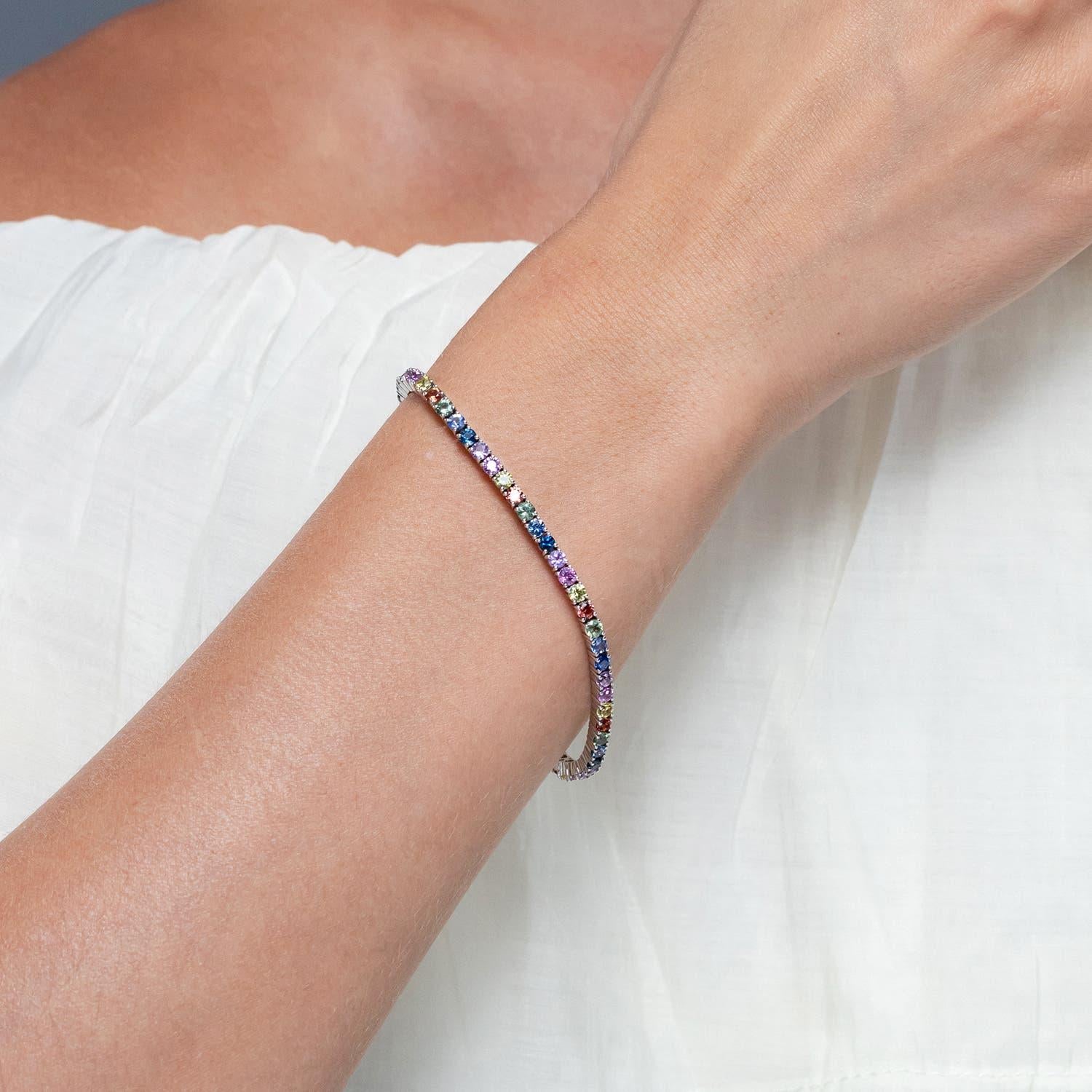 Taille ronde Bracelet de tennis en or massif 14K serti de saphirs ronds multiformes naturels Angara en vente
