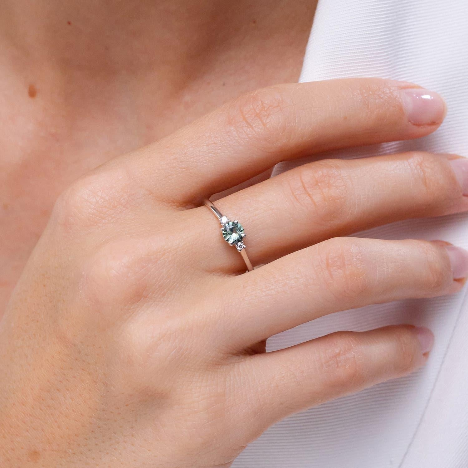 Moderno Anello Angara Nature con zaffiro tondo del Montana e diamanti incastonati, in oro 14K in vendita