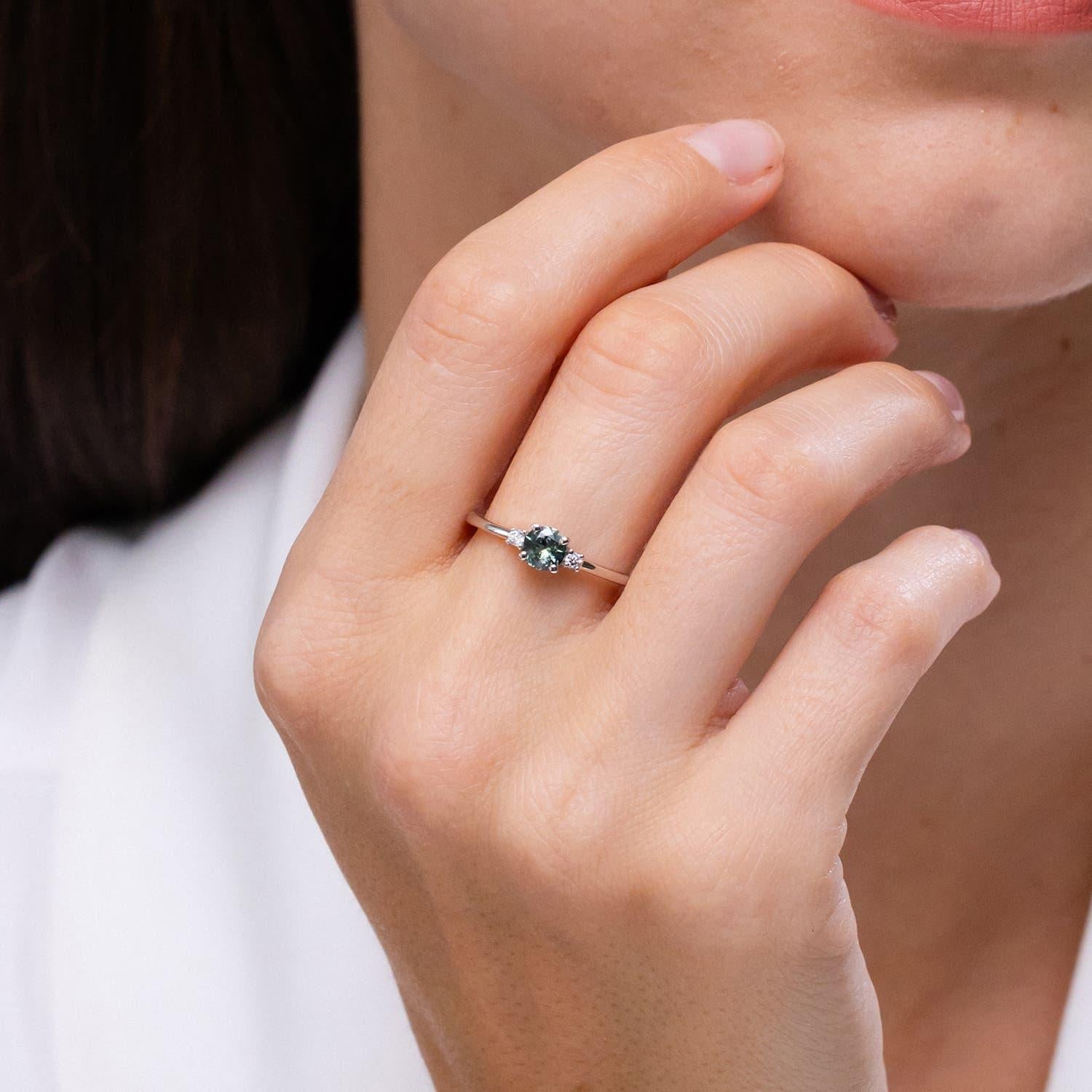 Taglio rotondo Anello Angara Nature con zaffiro tondo del Montana e diamanti incastonati, in oro 14K in vendita