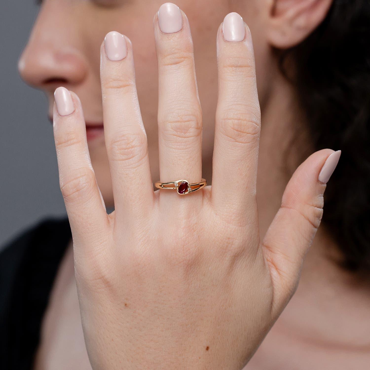 Anillo Angara de oro macizo de 14 quilates con diamantes y rubíes naturales engastados en garras Moderno en venta
