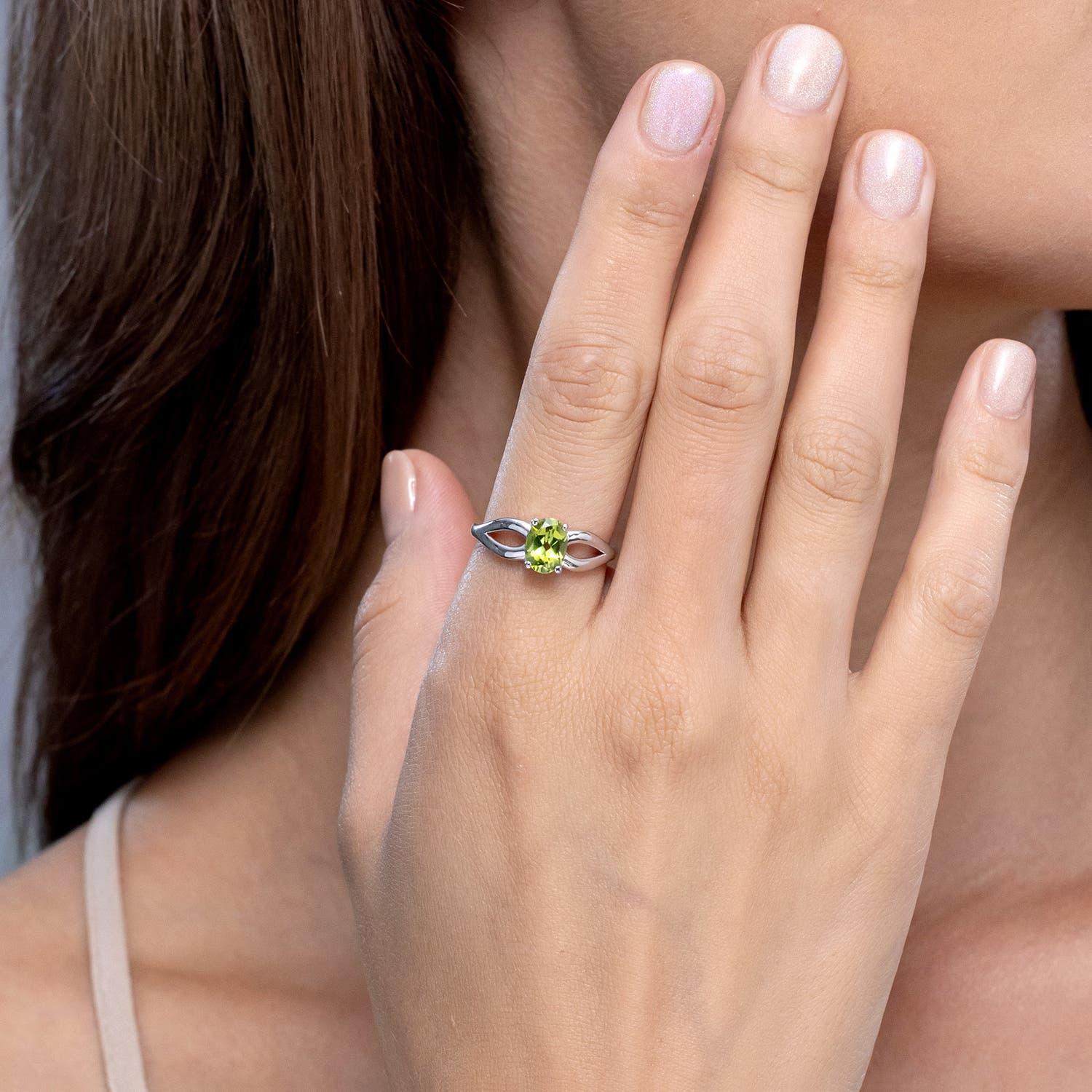 Anillo Angara de oro macizo de 14 quilates con solitario natural engastado de 1,35 quilates de peridoto Moderno en venta
