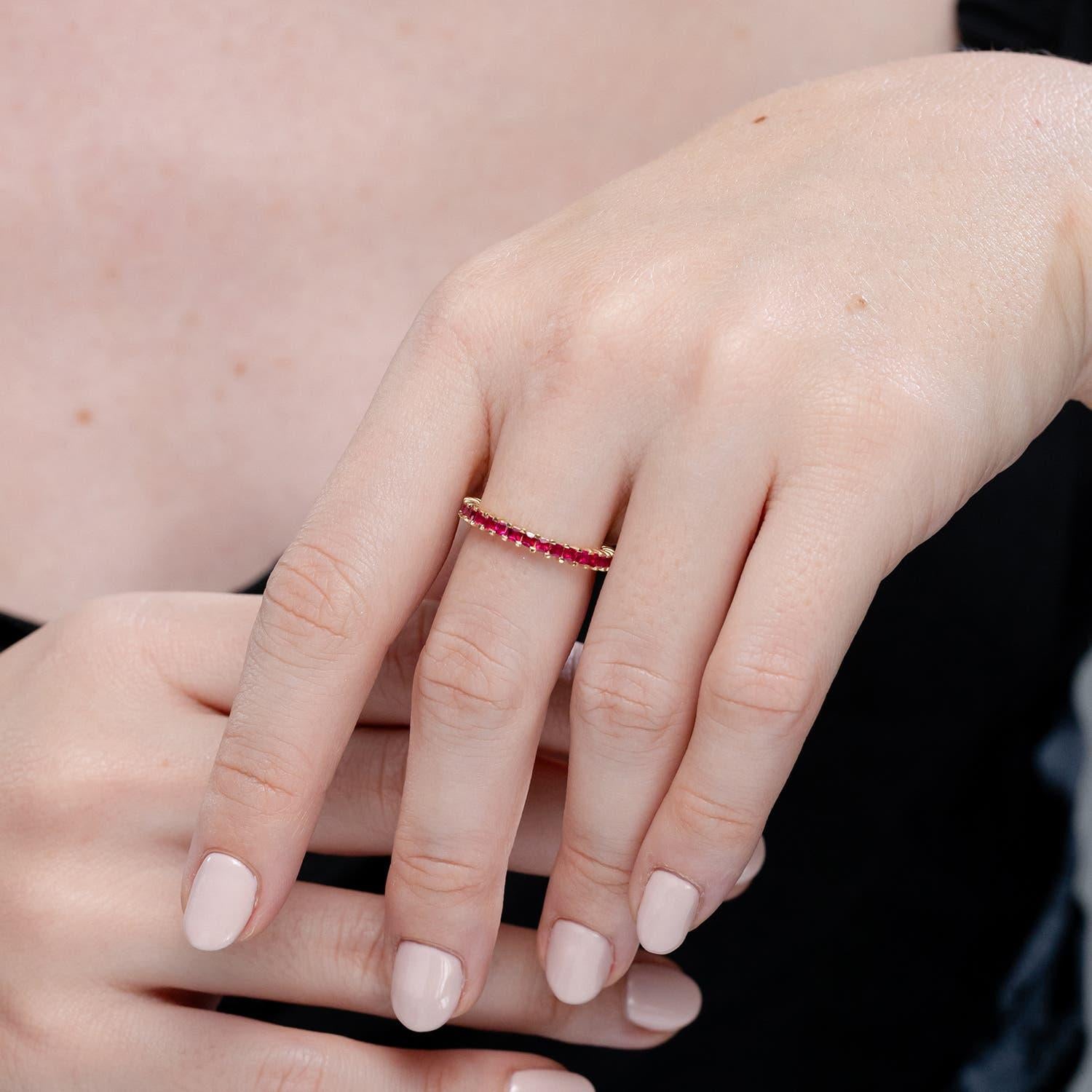 Angara Natural Prong Set Square 1,28 ct Ruby Eternity Ring in 14K massivem Gold (Moderne) im Angebot