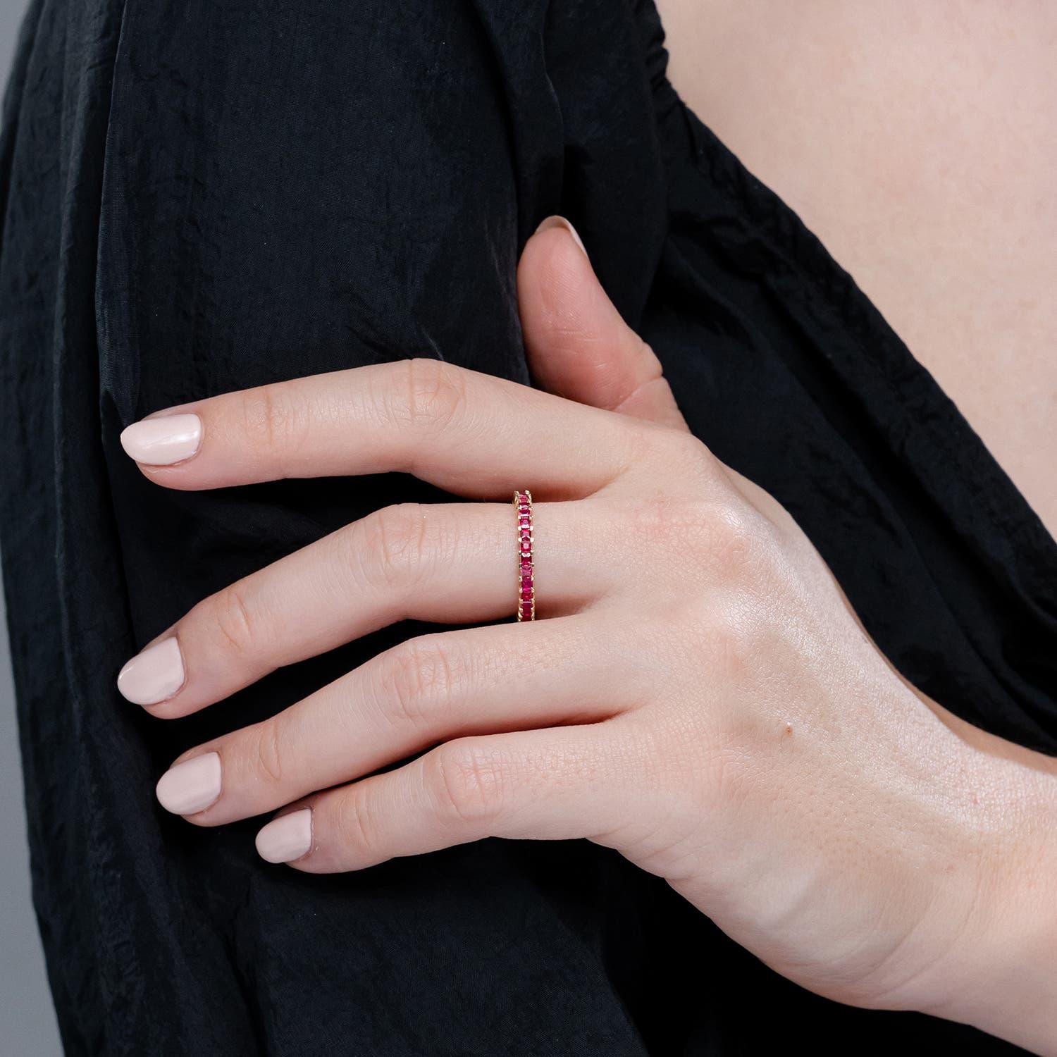 Angara Natural Prong Set Square 1,28 ct Ruby Eternity Ring in 14K massivem Gold (Carréeschliff) im Angebot