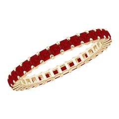 Angara Natural Prong Set Square 1,28 ct Ruby Eternity Ring in 14K massivem Gold