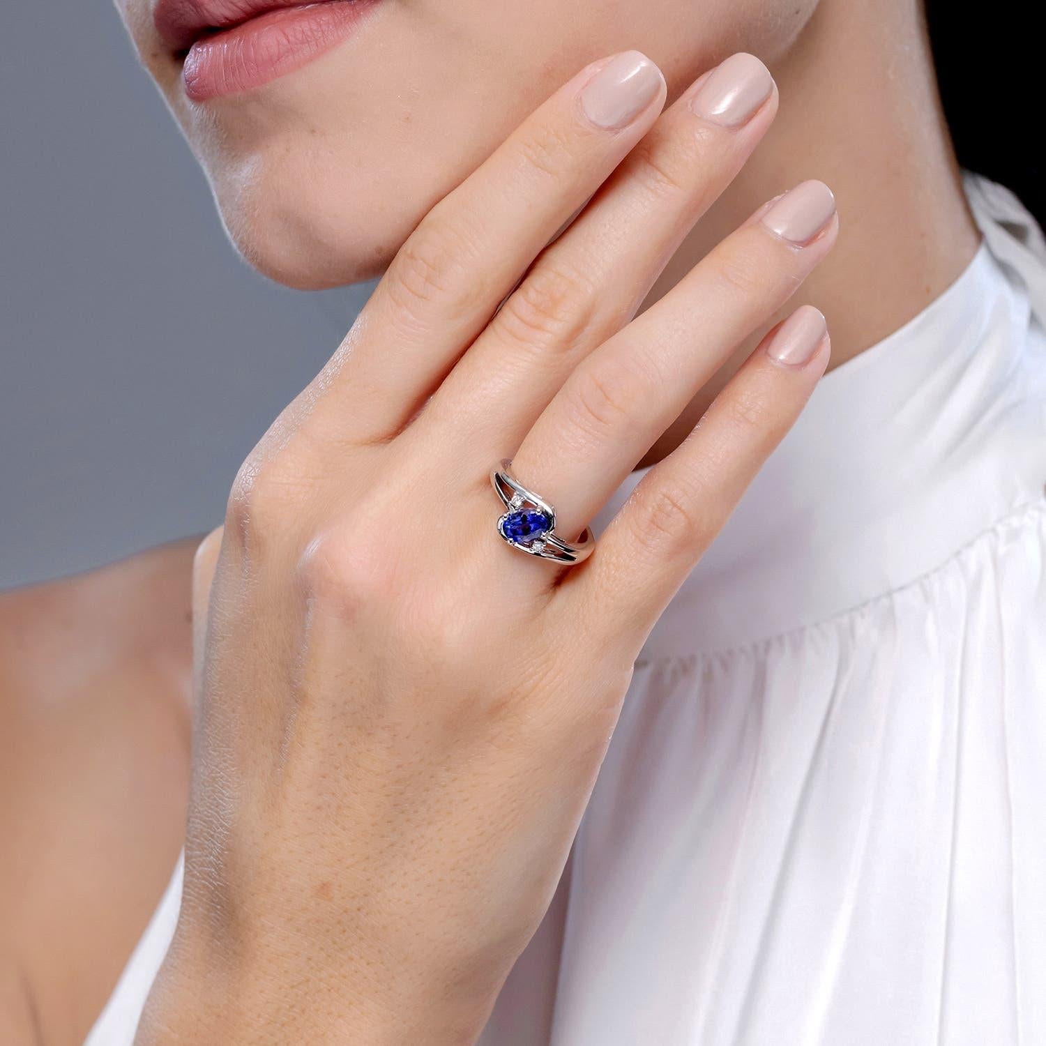 Moderno Anello Angara con tanzanite naturale incastonata e diamante con gambo diviso in oro massiccio 14 carati in vendita