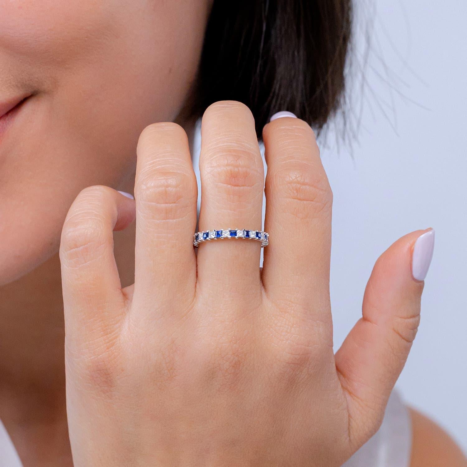 Angara Natural Prong Square Saphir und Diamant Eternity Ring in 14K massivem Gold (Moderne) im Angebot