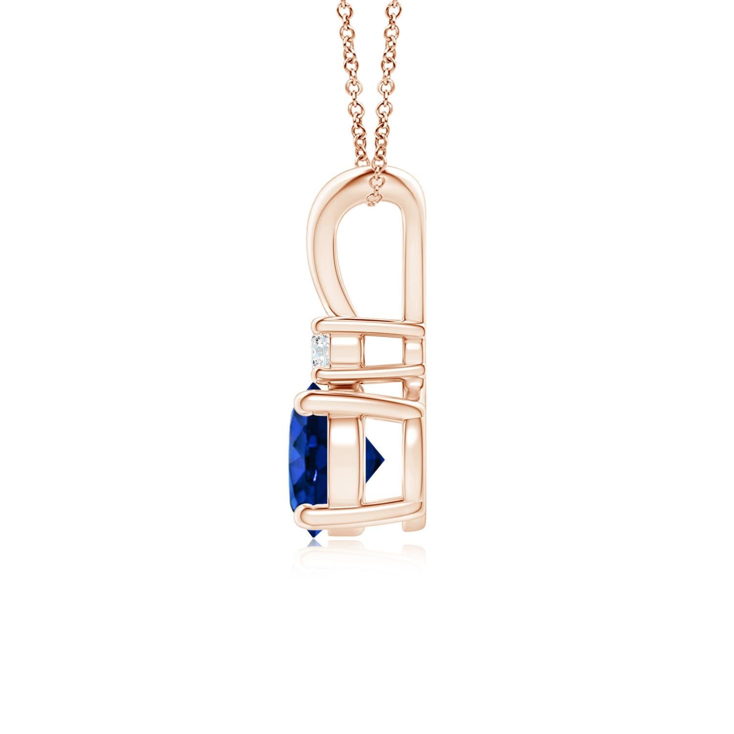 Questo ciondolo con zaffiro incastonato a quattro punte è un perfetto connubio di stile e bellezza. Un diamante brillante sopra la gemma blu ne aumenta il fascino. Questo classico ciondolo a forma di zaffiro solitario con una balla a V lucida è