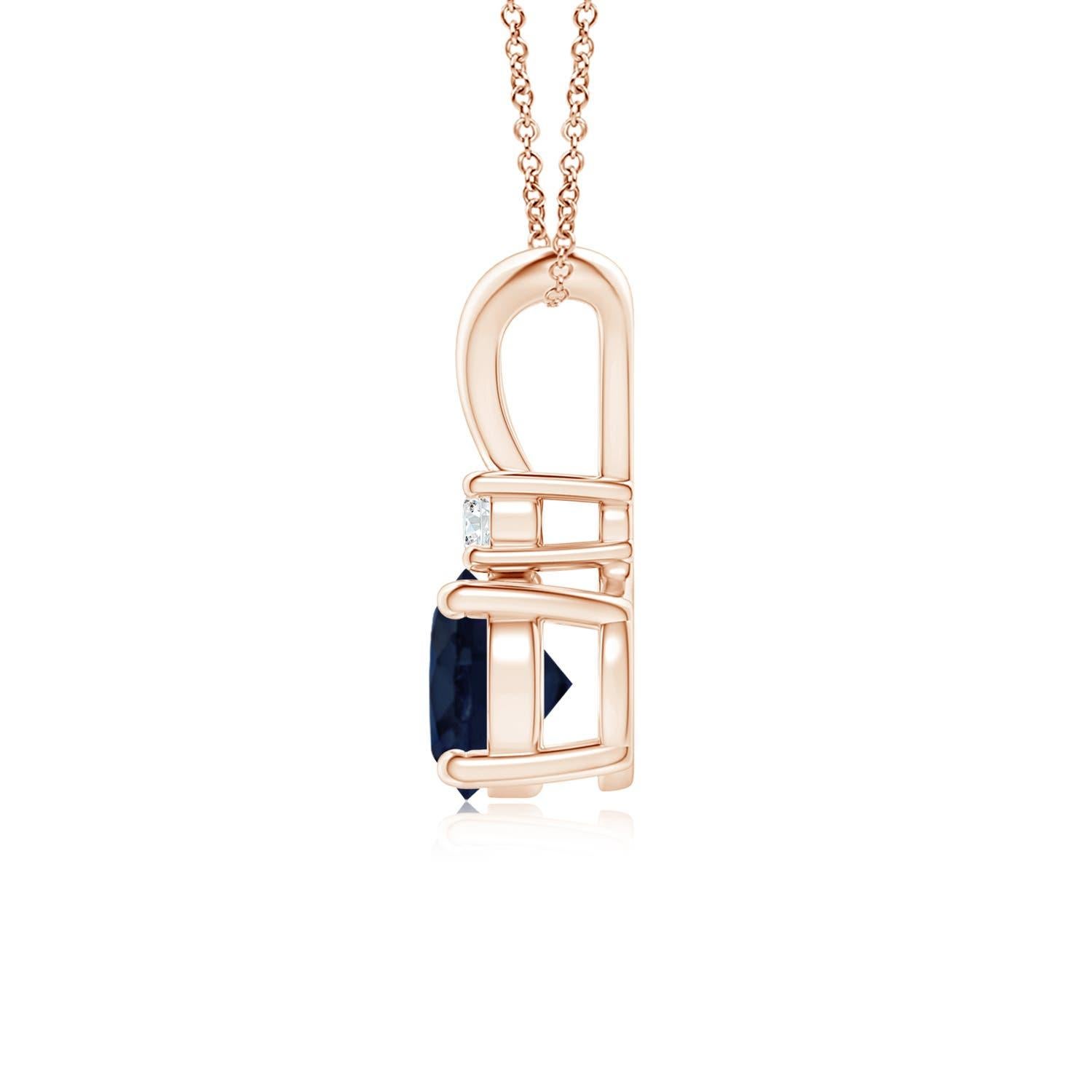 Questo ciondolo con zaffiro incastonato a quattro punte è un perfetto connubio di stile e bellezza. Un diamante brillante sopra la gemma blu ne aumenta il fascino. Questo classico ciondolo a forma di zaffiro solitario con una balla a V lucida è