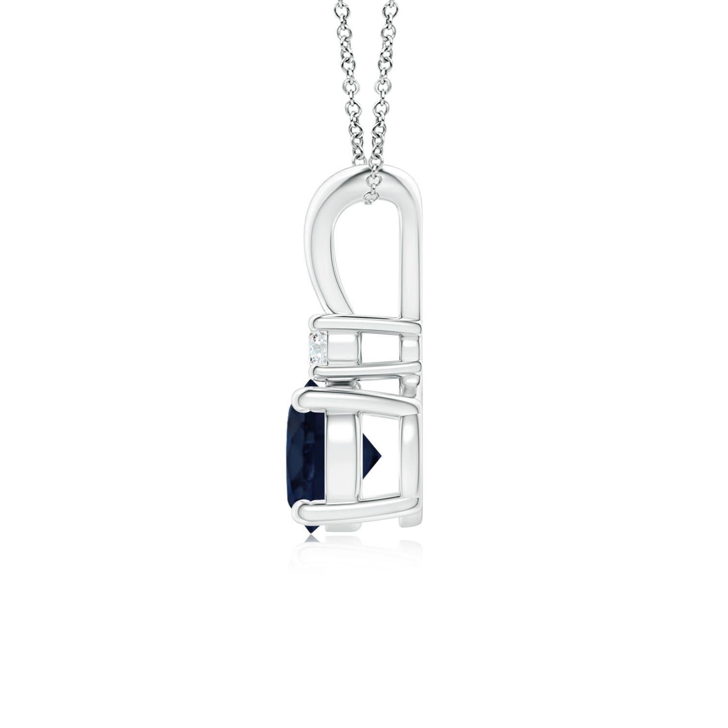Dieser mit vier Zacken gefasste Saphir-Anhänger ist die perfekte Mischung aus Stil und Schönheit. Ein glänzender Diamant auf dem blauen Edelstein unterstreicht seinen Charme. Dieser klassische Solitär-Saphir-Anhänger mit poliertem V-Balken ist