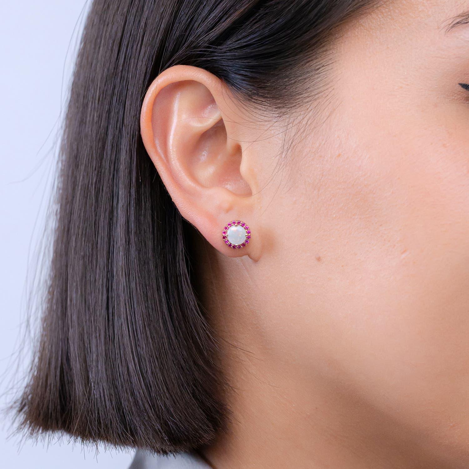 Moderne Angara - Boucles d'oreilles halo en or massif 14 carats, opale ronde naturelle de 1 ct et rubis en vente