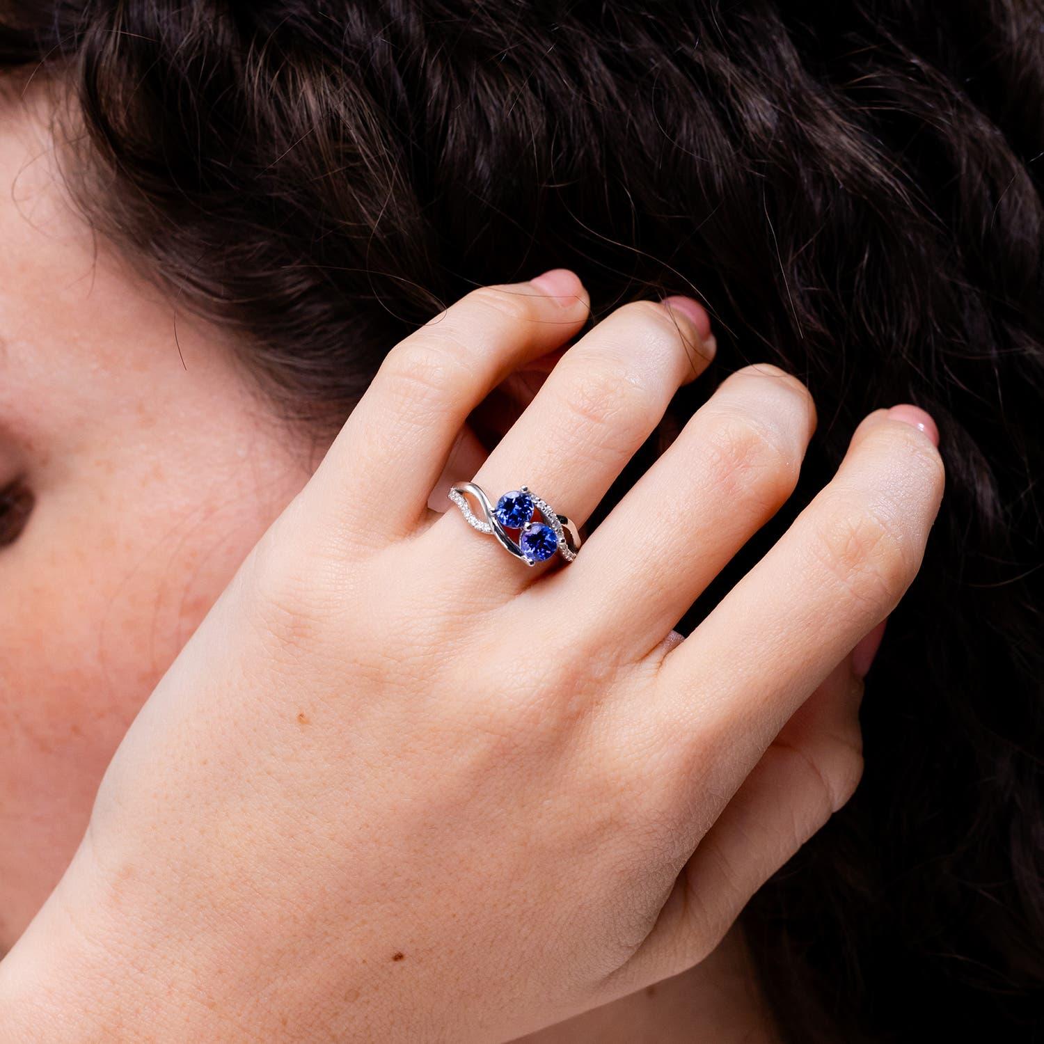 Angara natürlichen runden 1 ct Tansanit Ring mit Diamanten in 14K massivem Gold (Moderne) im Angebot