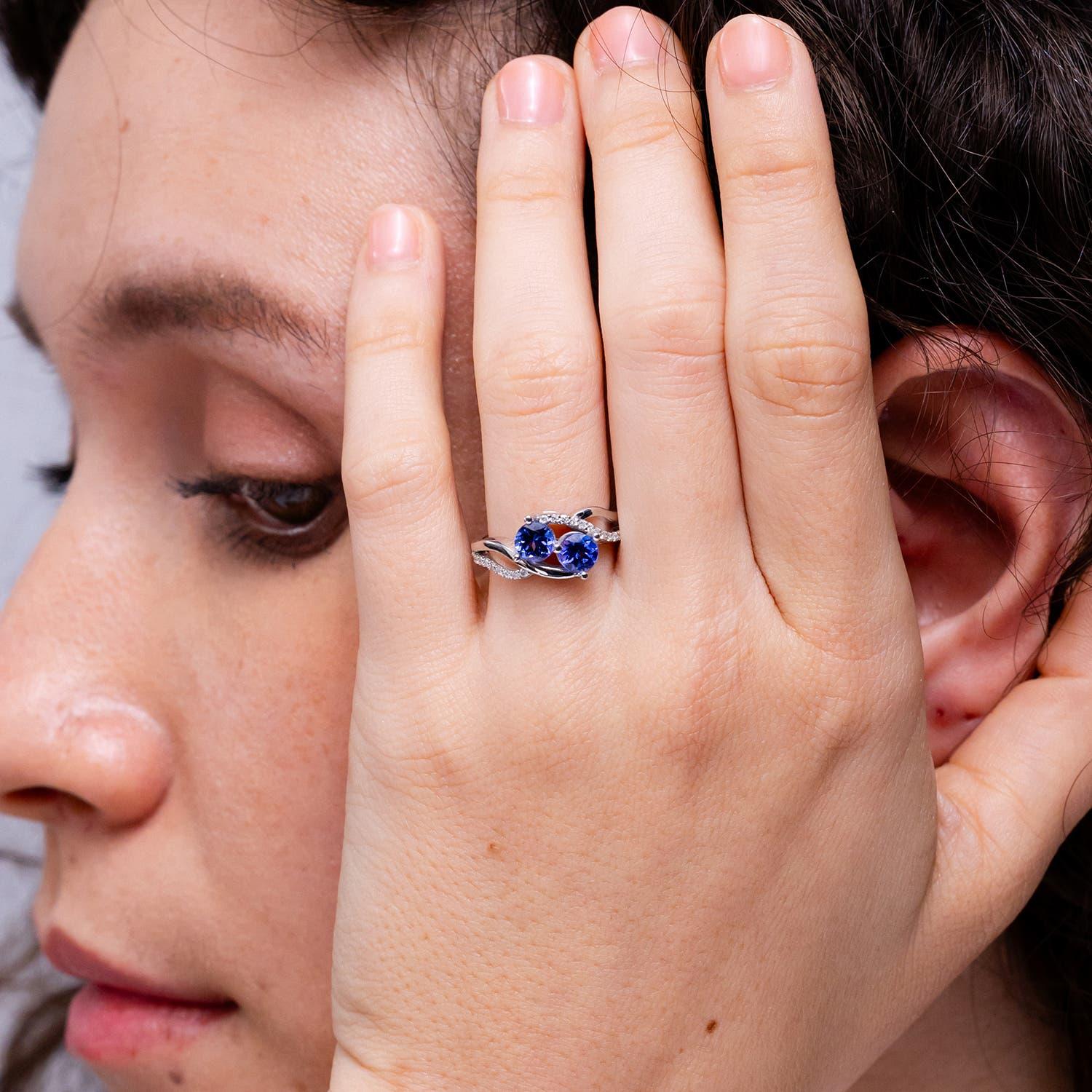 Angara natürlichen runden 1 ct Tansanit Ring mit Diamanten in 14K massivem Gold (Rundschliff) im Angebot