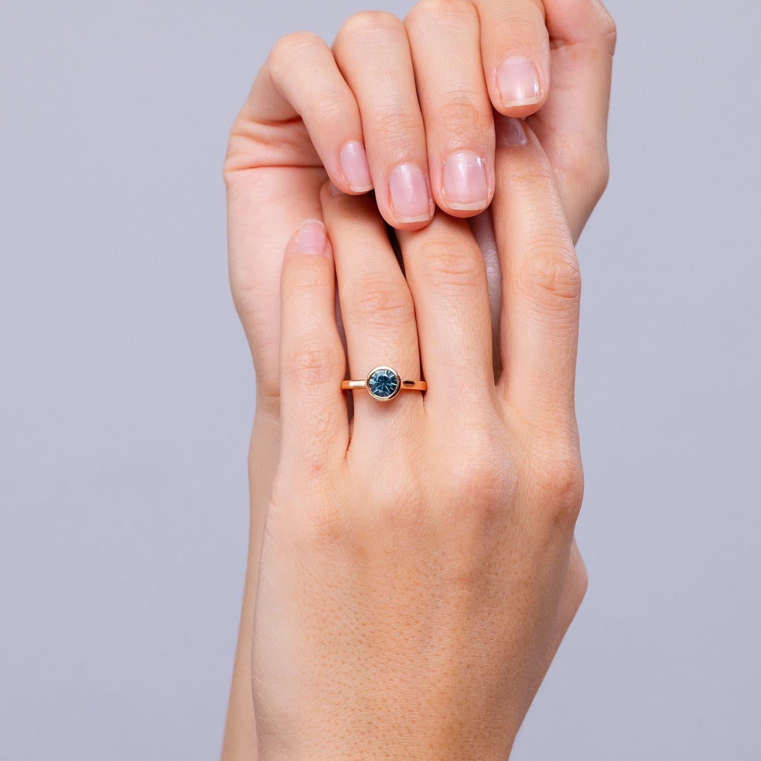 Angara Natürliche Runde 1 ct Teal Montana Saphir Solitär Ring in 14K Solid Gold (Moderne) im Angebot