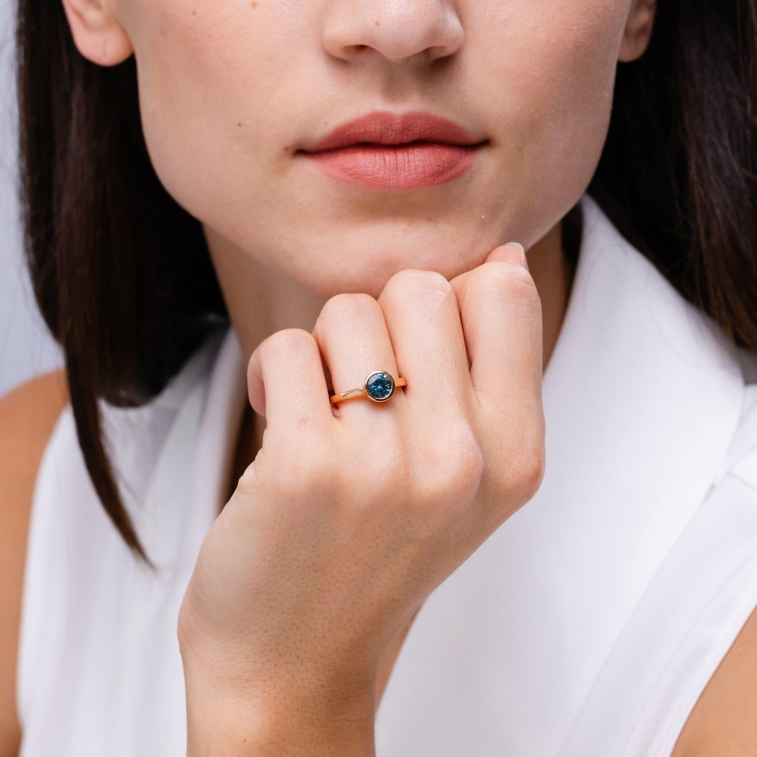 Angara Natürliche Runde 1 ct Teal Montana Saphir Solitär Ring in 14K Solid Gold (Rundschliff) im Angebot