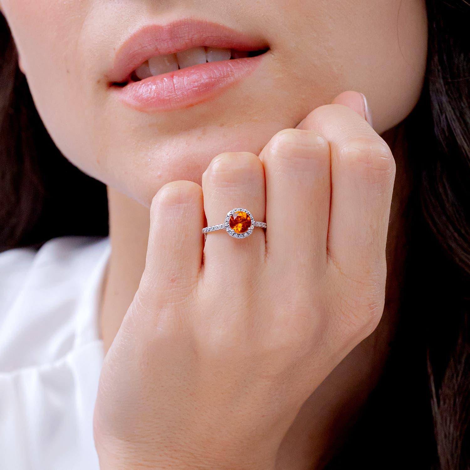 Angara Natürliche Runde 1,03 ct Halo Ring mit Diamant-Akzenten in 14K Solid Gold (Moderne) im Angebot