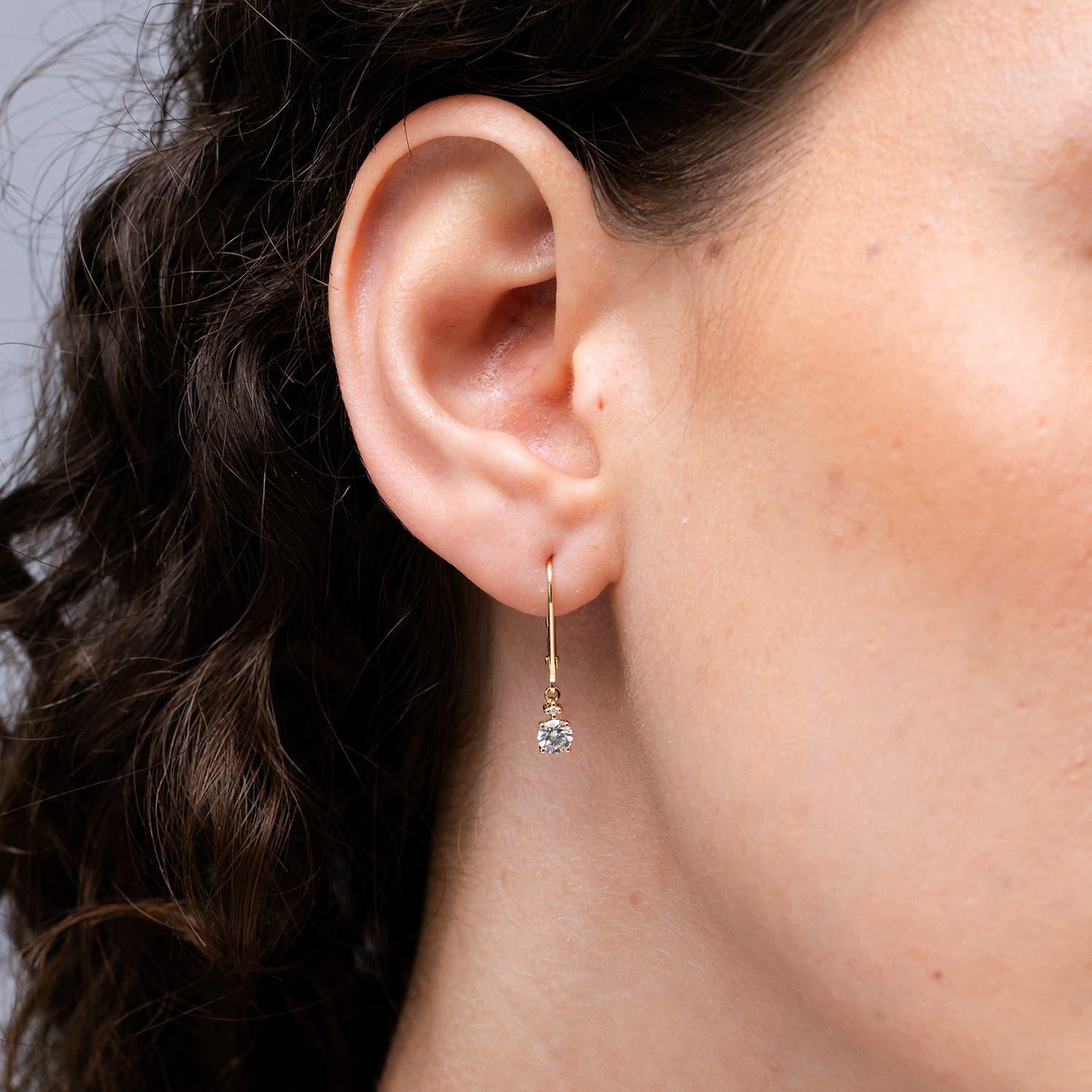 Moderno Angara Orecchini con diamante tondo naturale da 1,1 carati con chiusura a leva in oro massiccio 14K in vendita