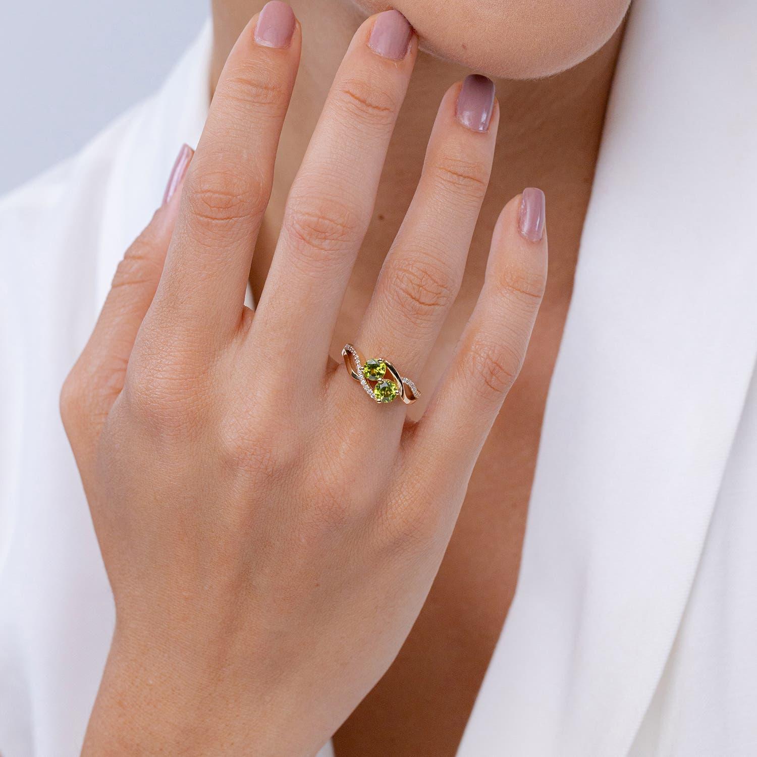 Moderno Angara Anello a due pietre con peridoto tondo naturale da 1,1 carati e diamanti in oro 14K in vendita