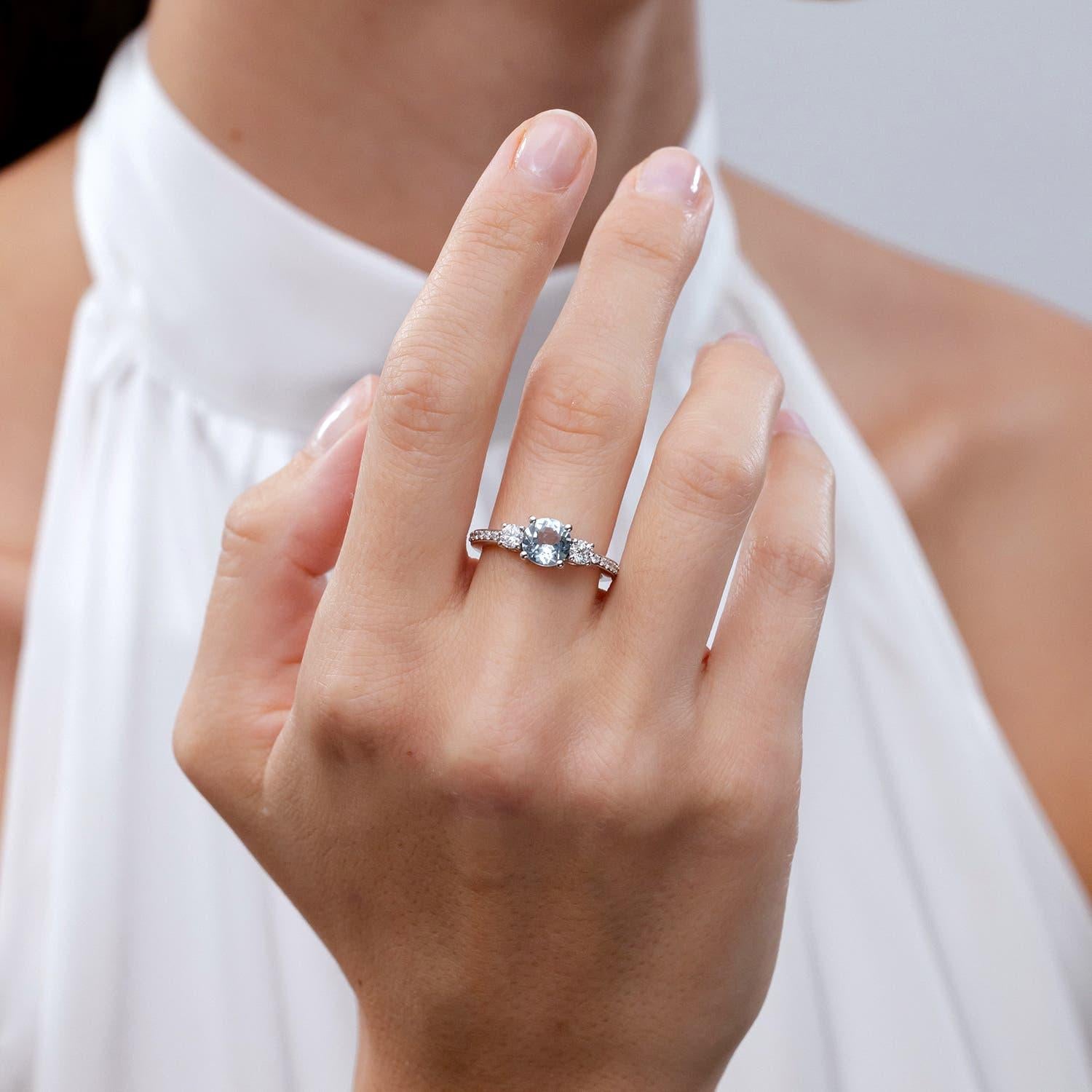 Moderne Angara Bague de fiançailles en or 14K avec aigue-marine et diamant de 1,12 ct de diamètre naturel en vente