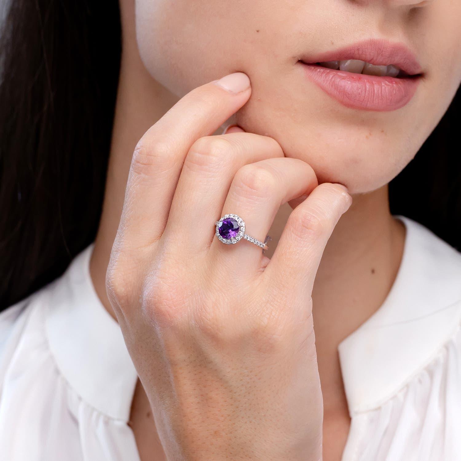 Angara Anillo Halo de Amatista Natural Redonda de 1,15 ct con Detalles de Diamante en Oro de 14K Moderno en venta